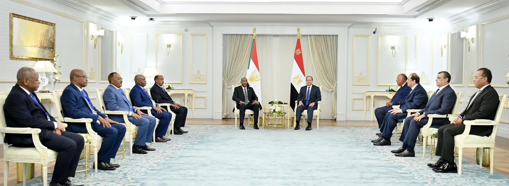 الرئيس السيسي يجتمع مع رئيس مجلس السيادة السوداني