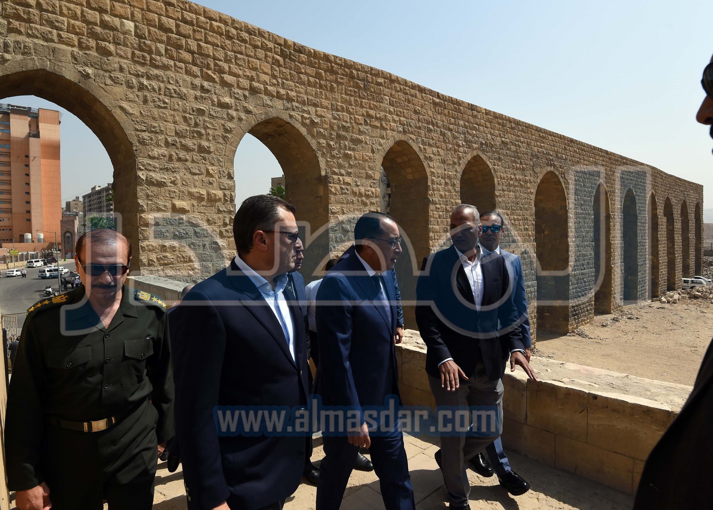 رئيس الوزراء يفتتح ويتفقد عدد من المواقع الأثرية والتراثية