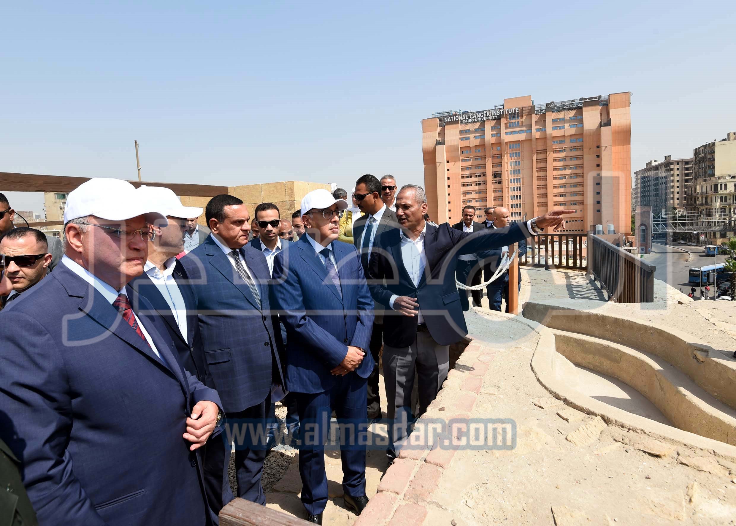 رئيس الوزراء يفتتح ويتفقد عدد من المواقع الأثرية والتراثية