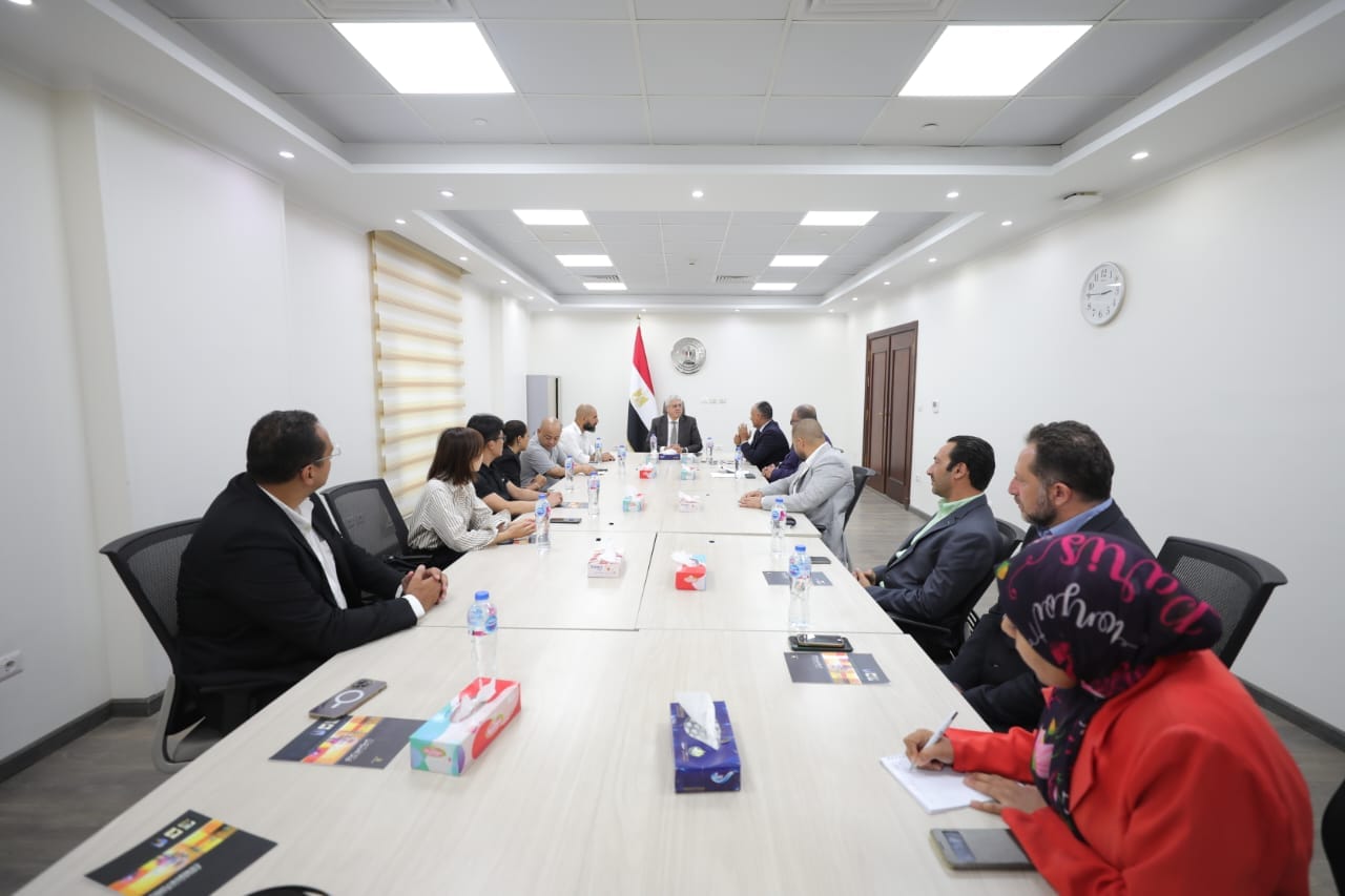 وزير التعليم العالى يتابع الخطوات التنفيذية لتصنيع أول سيارة كهربائية مصرية