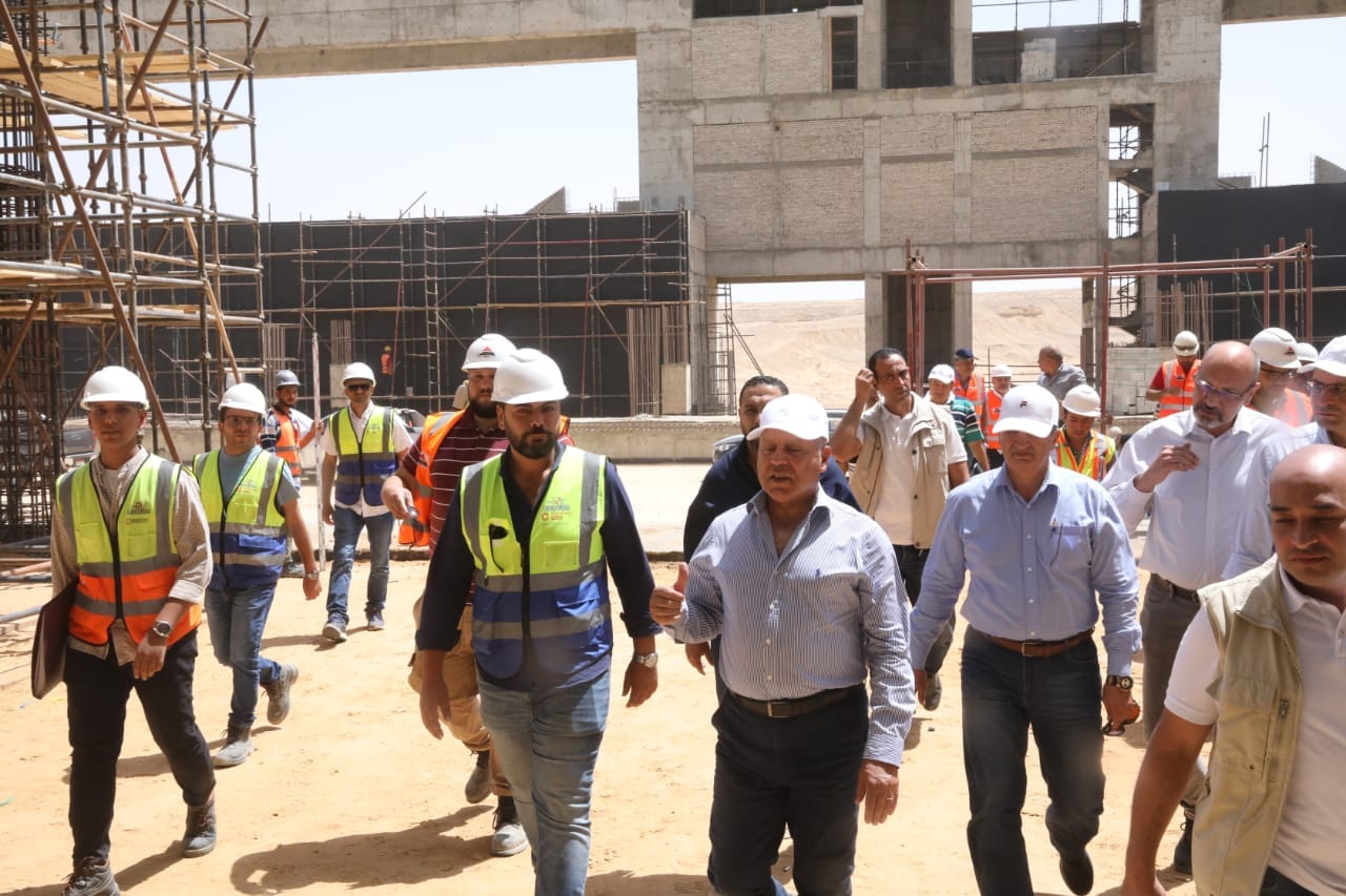 وزير النقل يتفقد مشروع القطار الكهربائى السريع