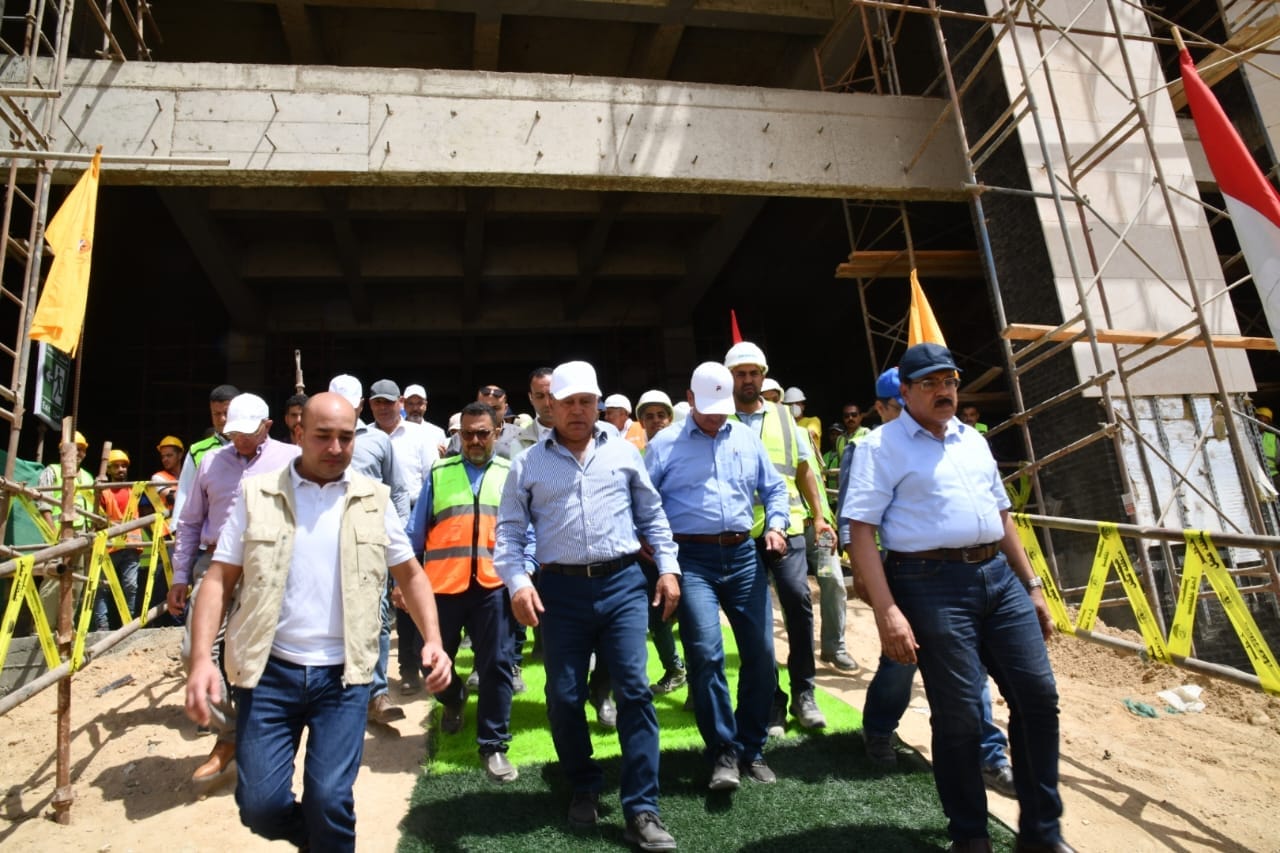 وزير النقل يتفقد مشروع القطار الكهربائى السريع