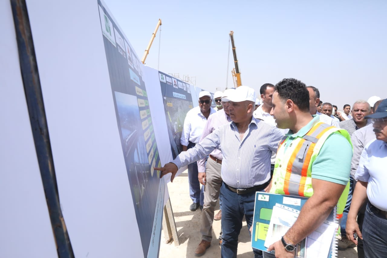 وزير النقل يتفقد مشروع القطار الكهربائى السريع