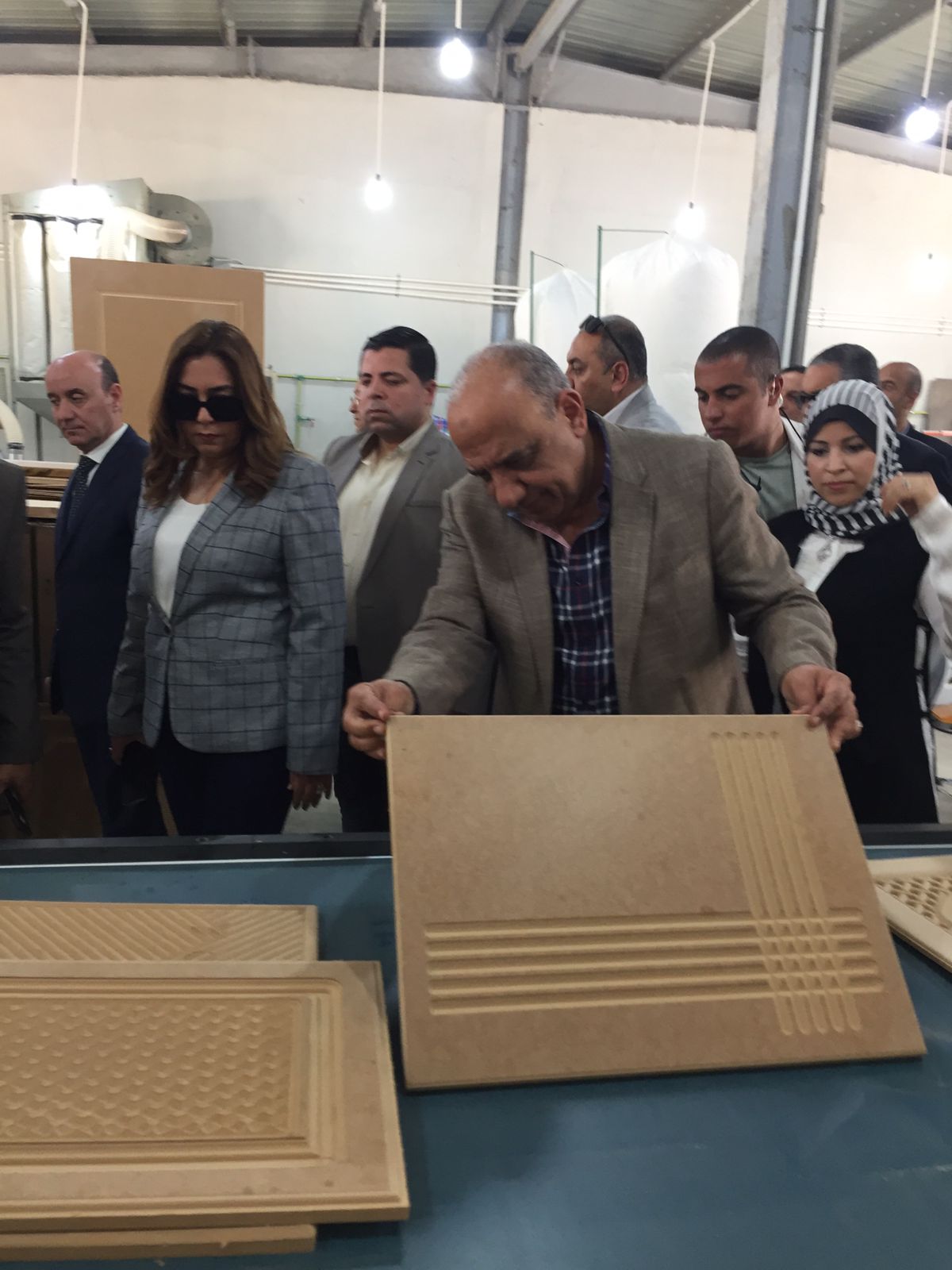 وزير قطاع الأعمال يتفقد مدينة دمياط للأثاث