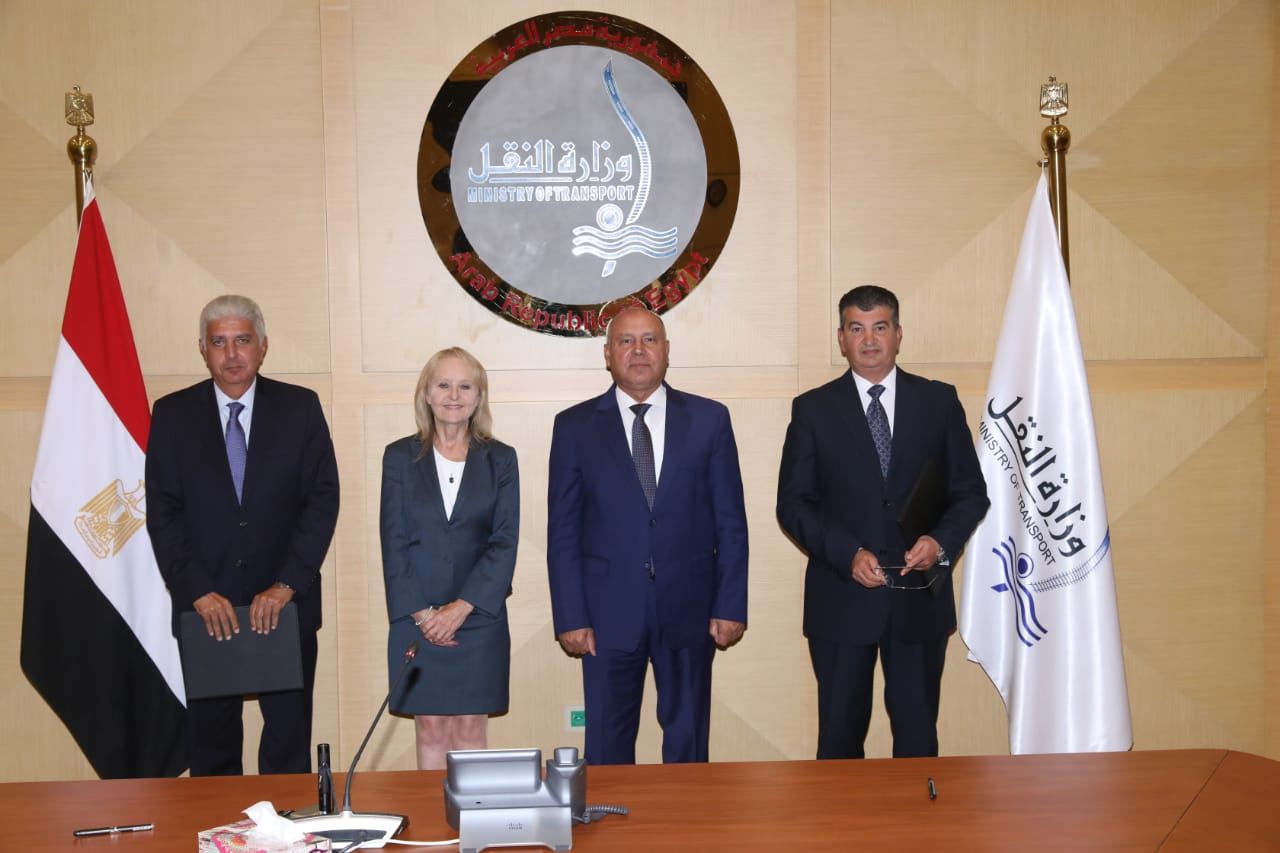 وزير النقل يشهد توقيع عقد مترو