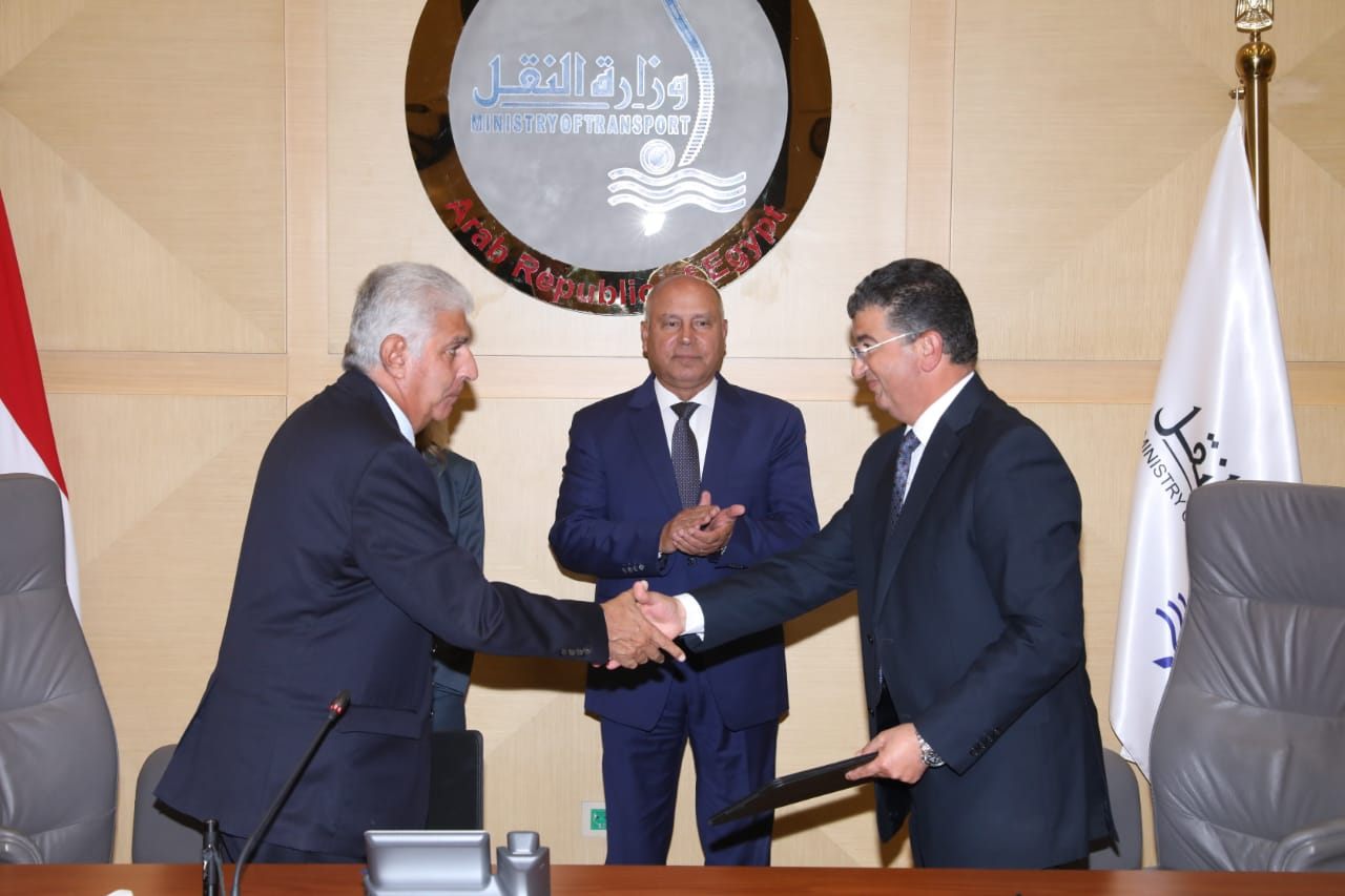 وزير النقل يشهد توقيع عقد مترو