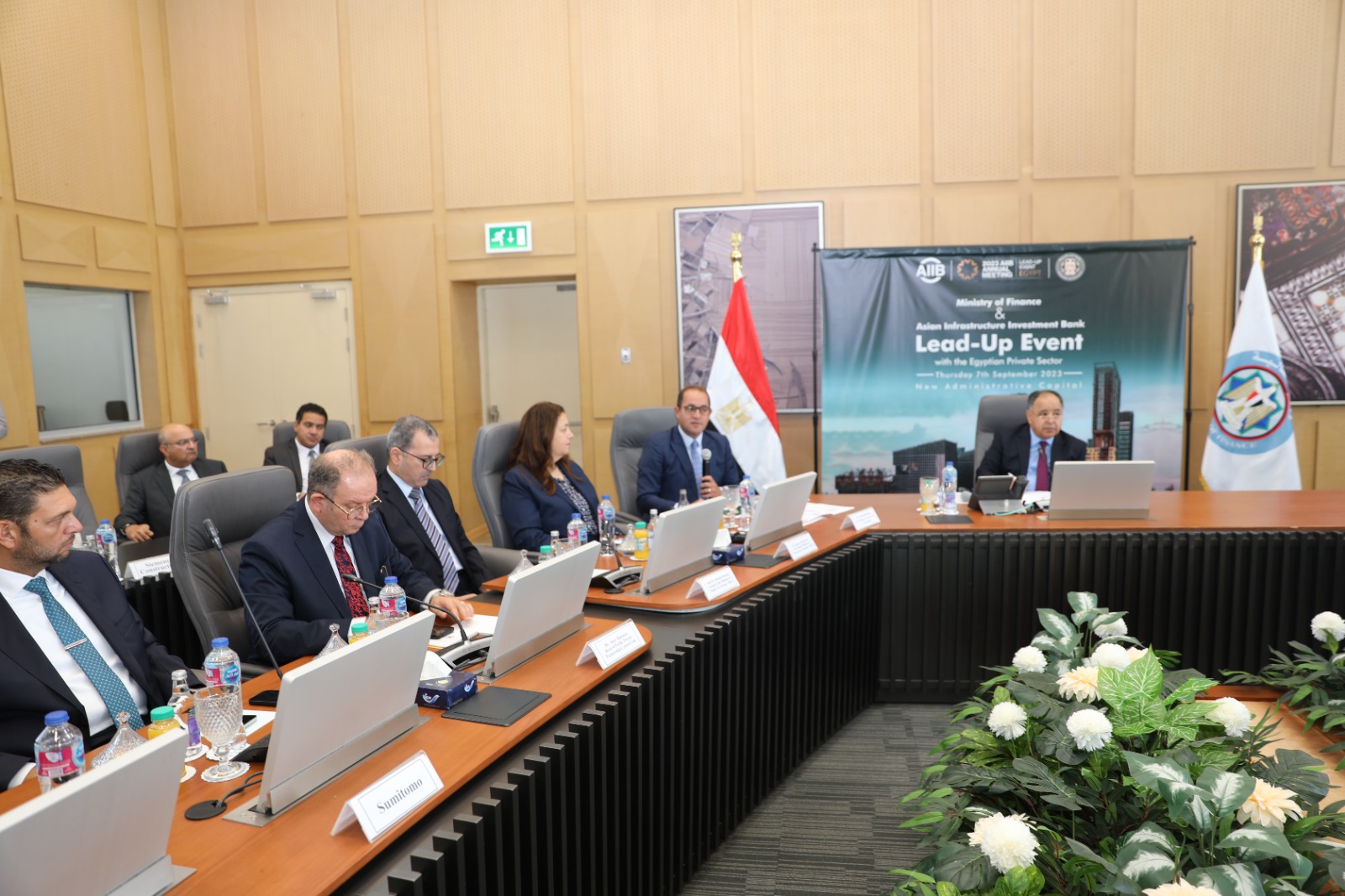 وزير المالية مع رواد القطاع الخاص وممثلي البنك الآسيوي للاستثمار