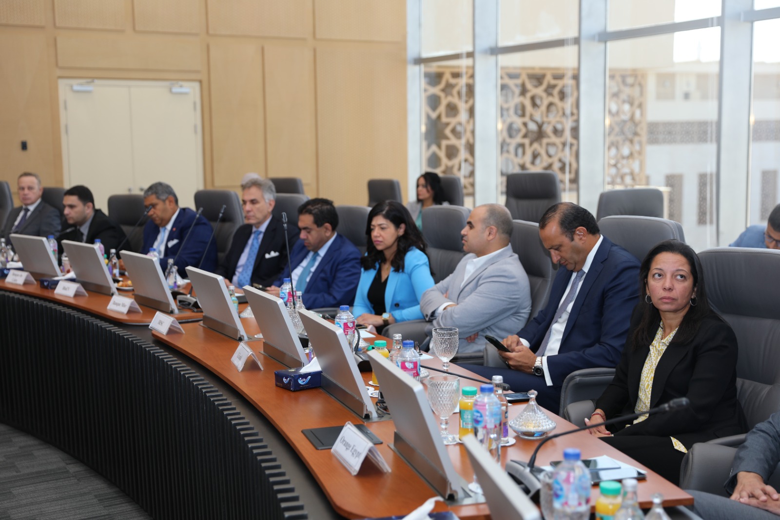 وزير المالية مع رواد القطاع الخاص وممثلي البنك الآسيوي للاستثمار
