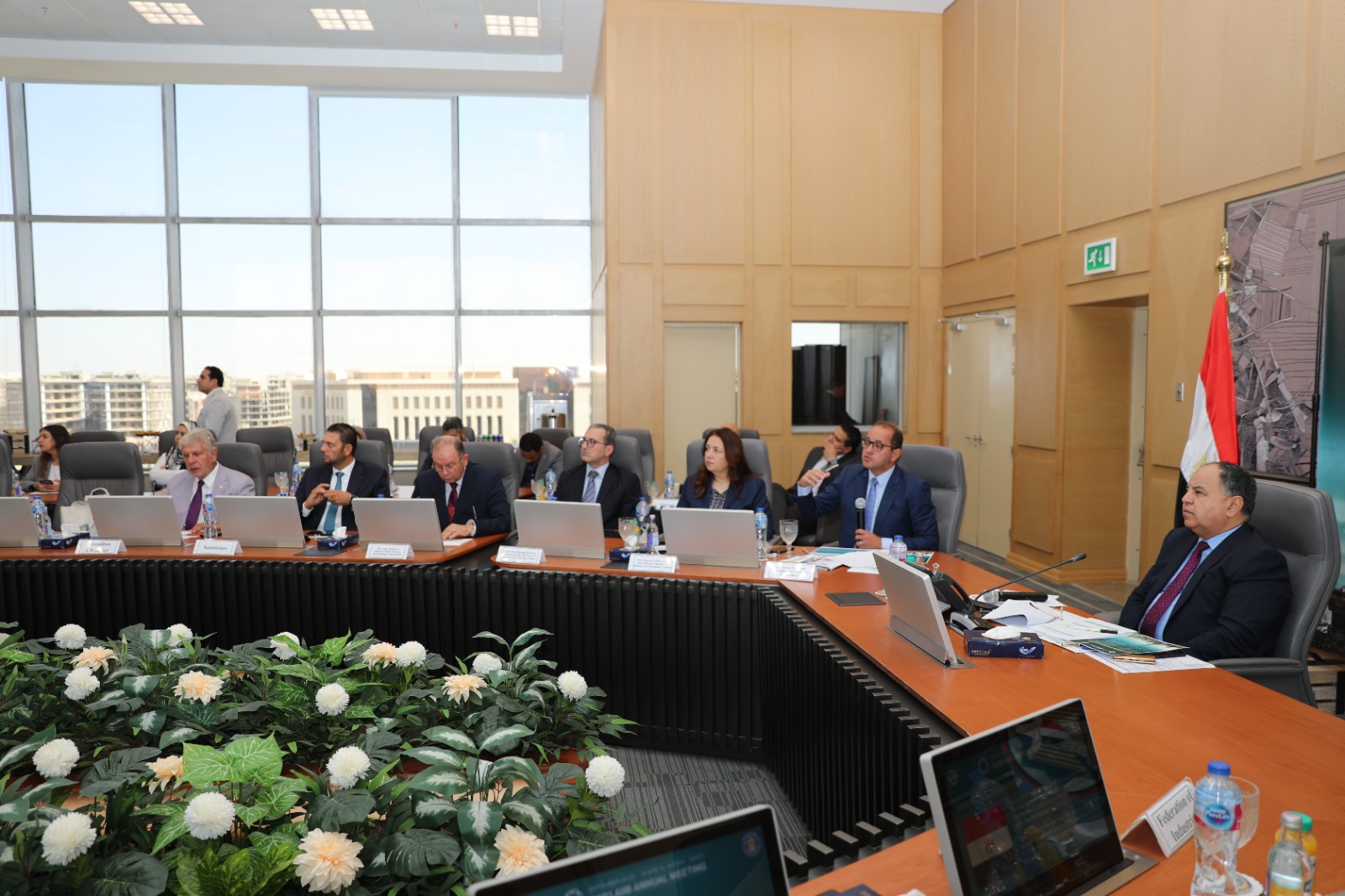 وزير المالية مع رواد القطاع الخاص وممثلي البنك الآسيوي للاستثمار