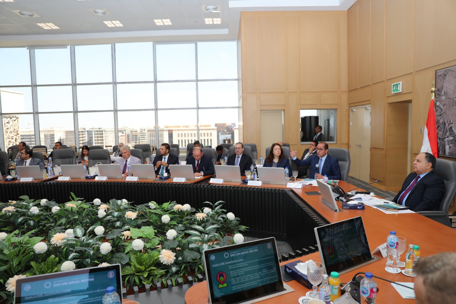 وزير المالية مع رواد القطاع الخاص وممثلي البنك الآسيوي للاستثمار