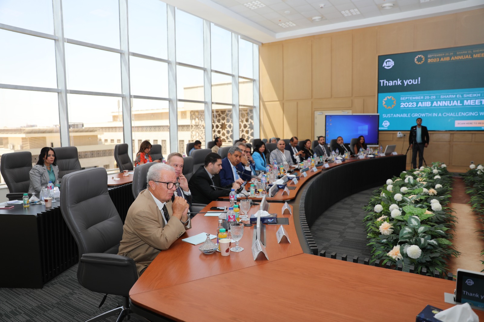 وزير المالية مع رواد القطاع الخاص وممثلي البنك الآسيوي للاستثمار