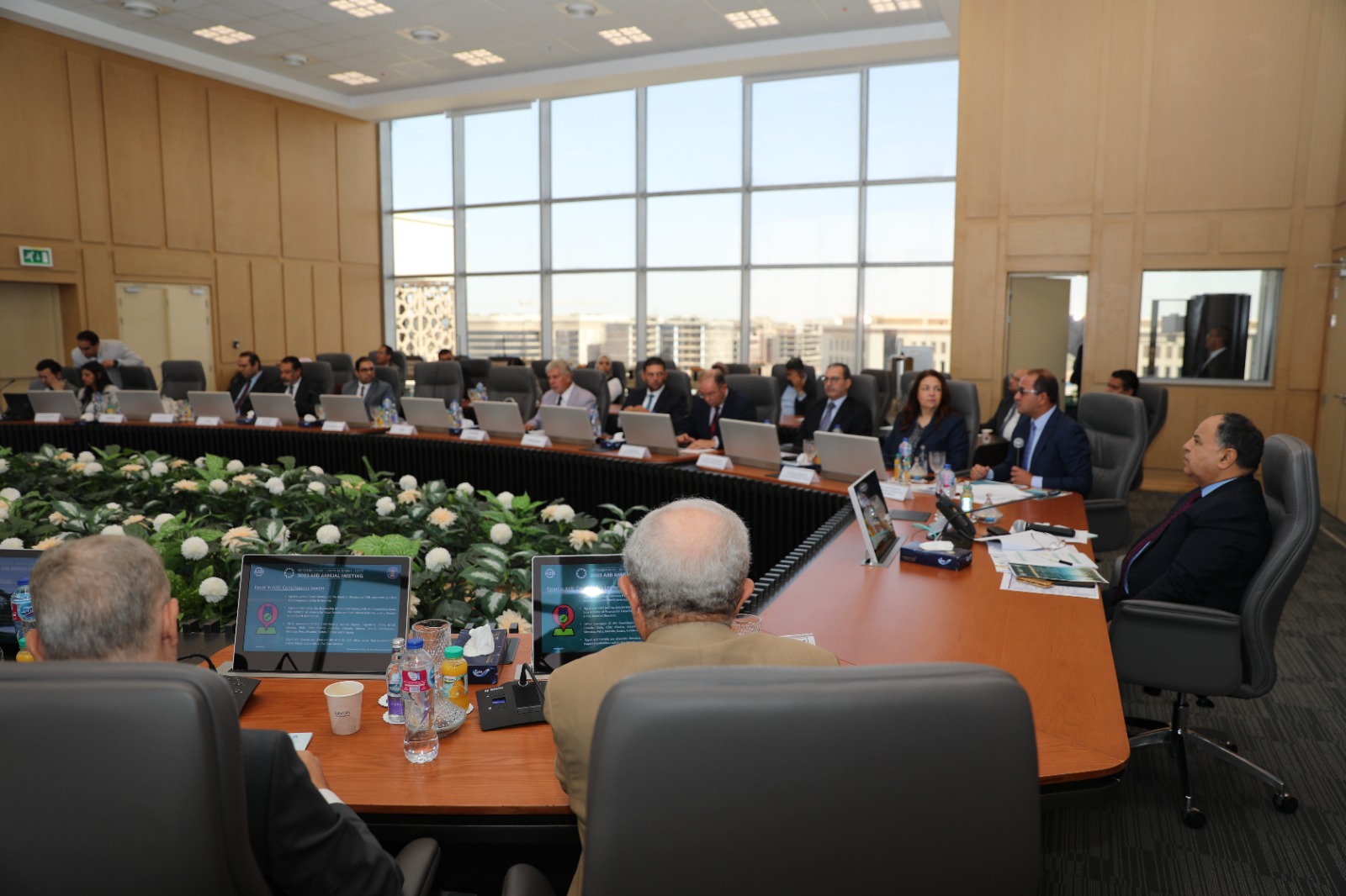 وزير المالية مع رواد القطاع الخاص وممثلي البنك الآسيوي للاستثمار