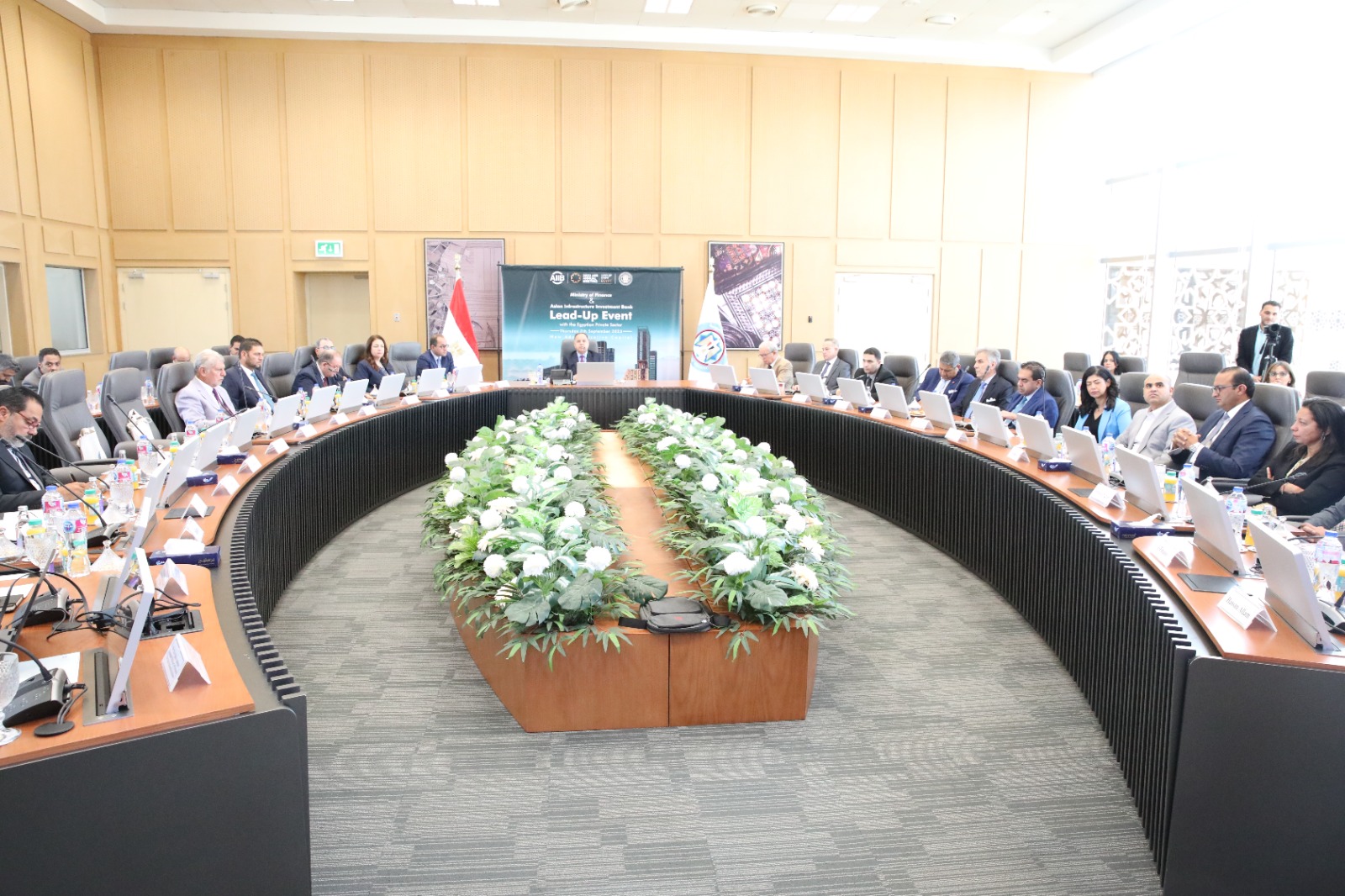 وزير المالية مع رواد القطاع الخاص وممثلي البنك الآسيوي للاستثمار