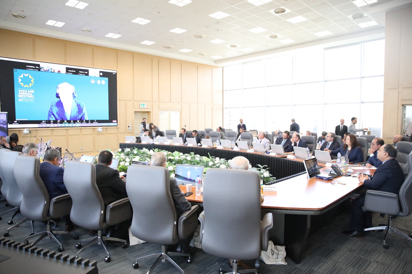 وزير المالية مع رواد القطاع الخاص وممثلي البنك الآسيوي للاستثمار