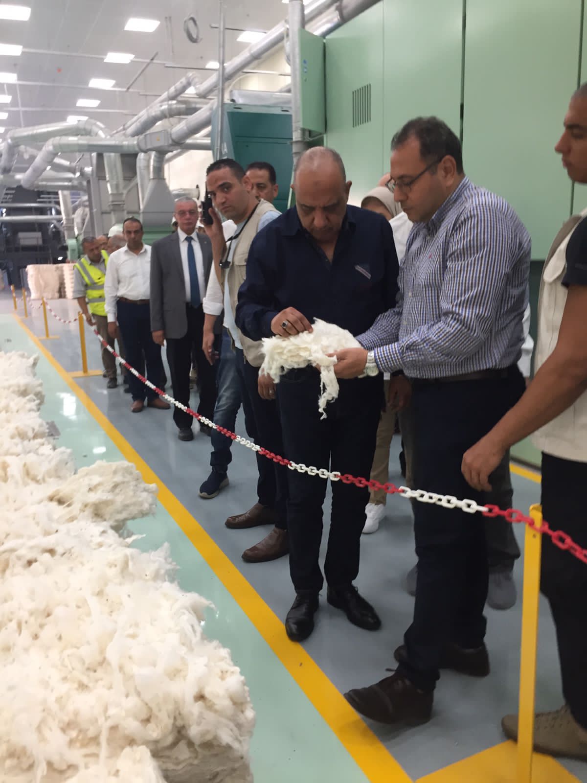 وزير قطاع الأعمال يتفقد شركة مصر للغزل والنسيج