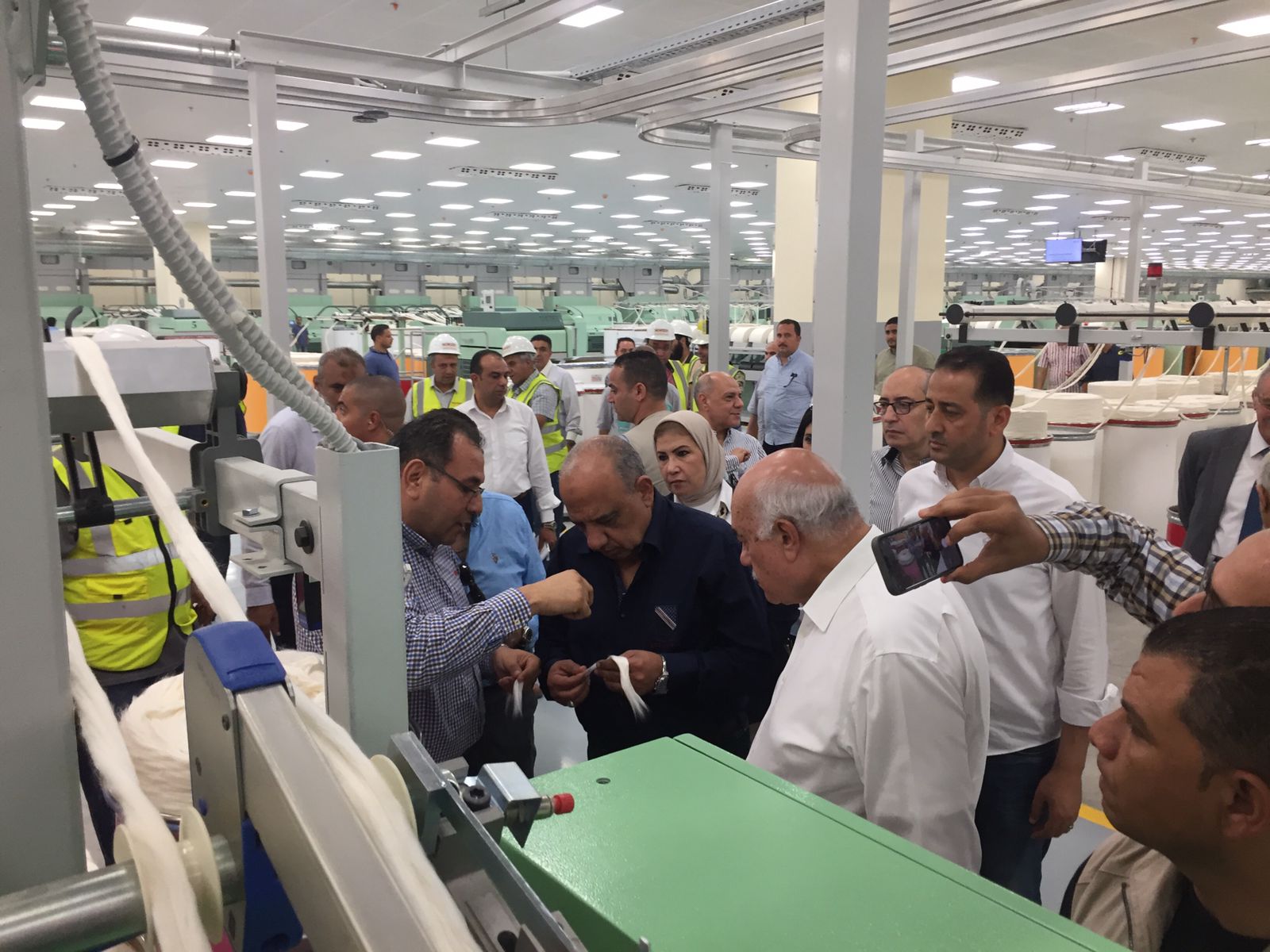 وزير قطاع الأعمال يتفقد شركة مصر للغزل والنسيج