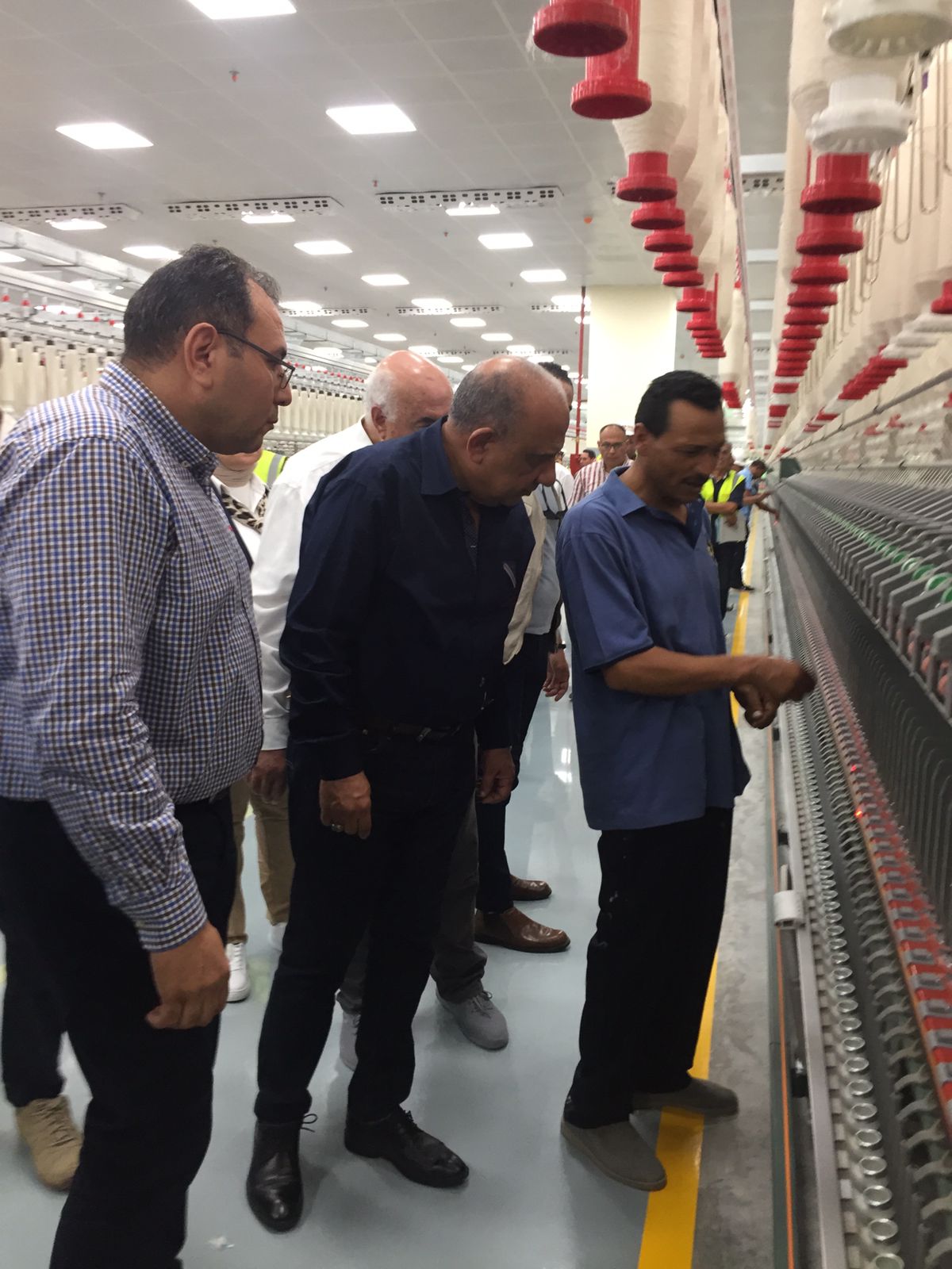 وزير قطاع الأعمال يتفقد شركة مصر للغزل والنسيج