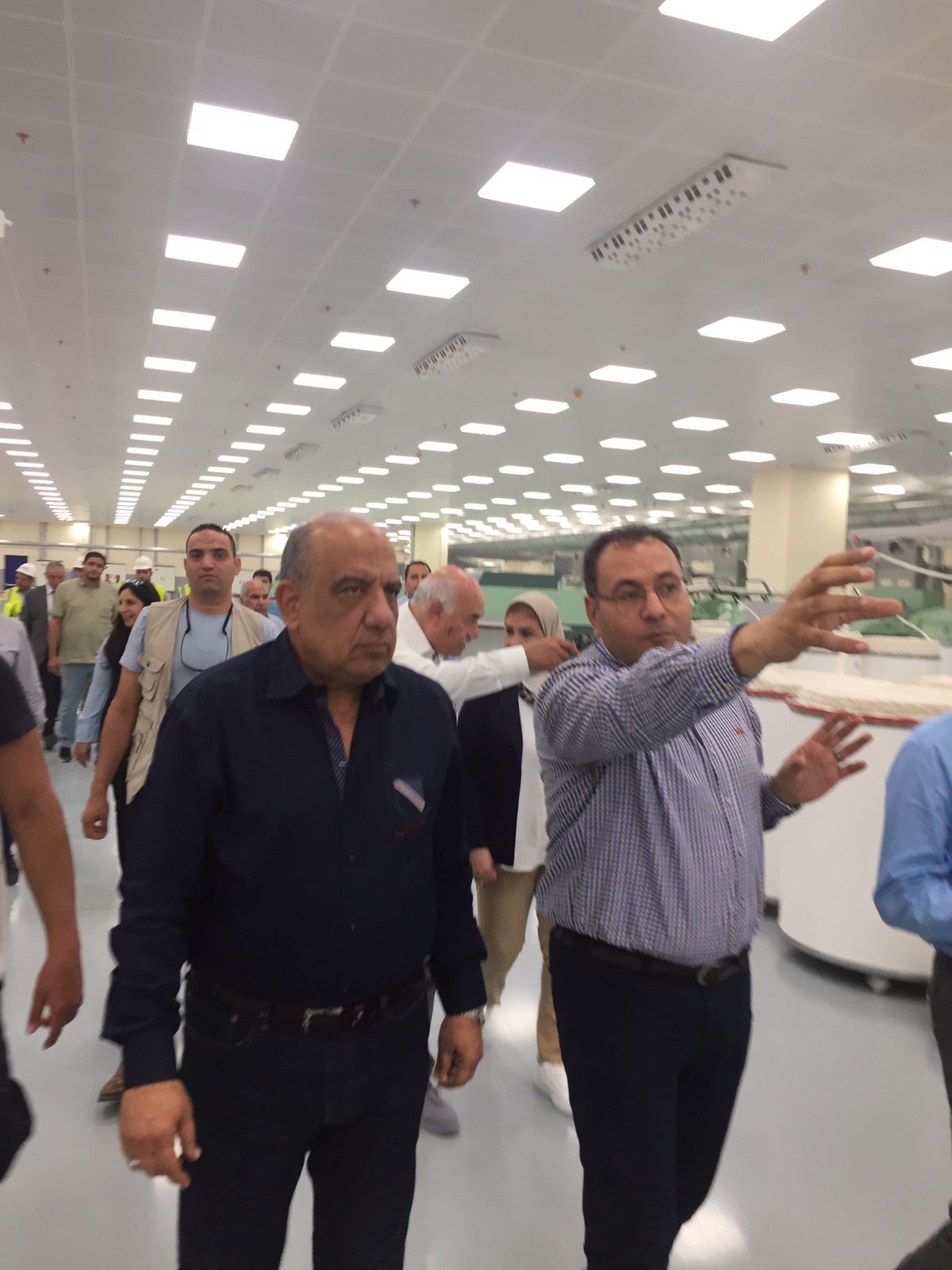 وزير قطاع الأعمال يتفقد شركة مصر للغزل والنسيج