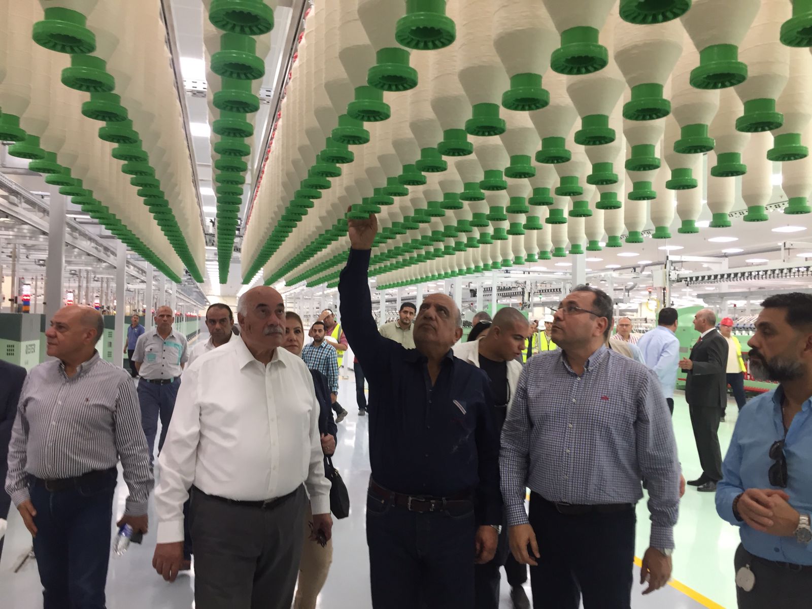 وزير قطاع الأعمال يتفقد شركة مصر للغزل والنسيج