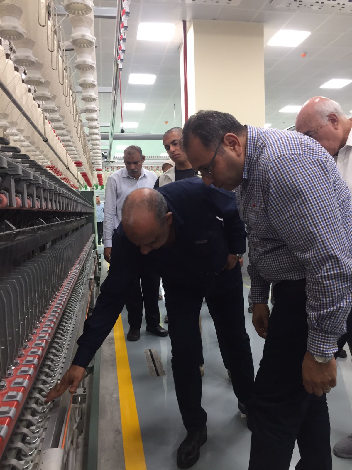 وزير قطاع الأعمال يتفقد شركة مصر للغزل والنسيج