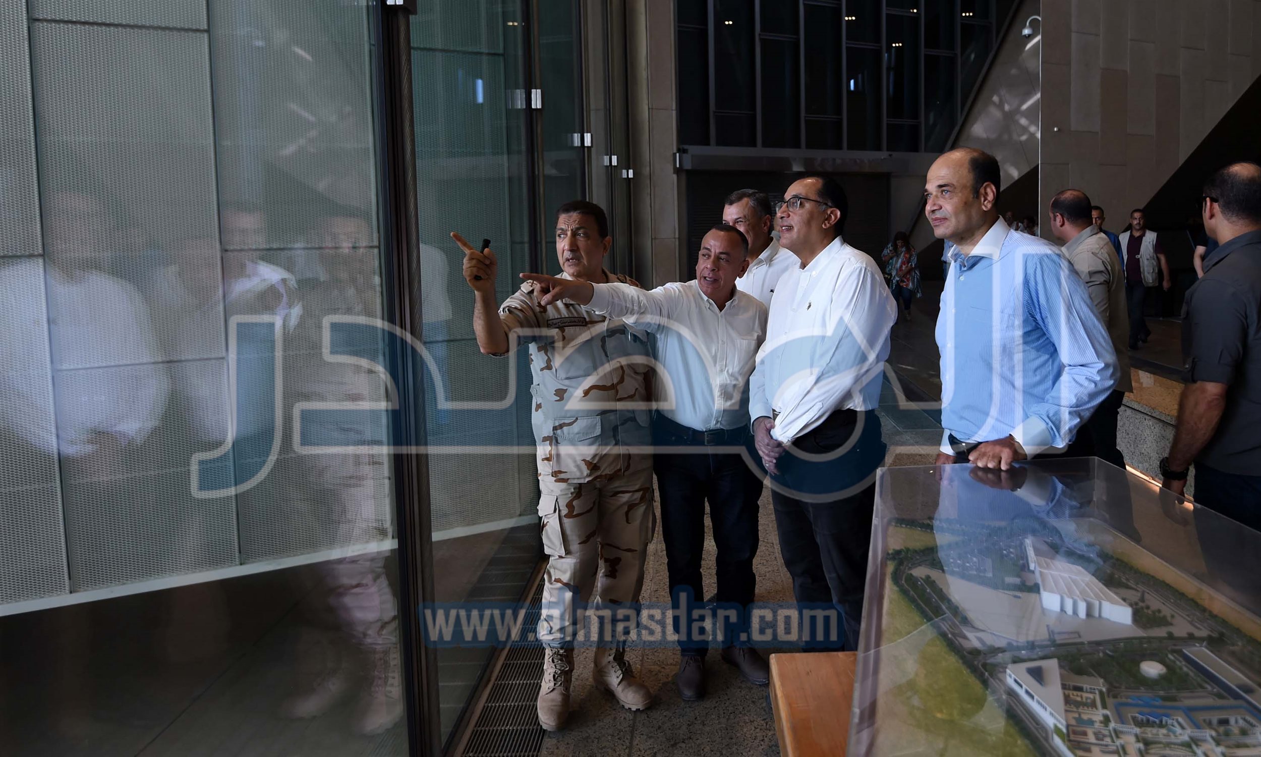 رئيس الوزراء يتفقد سير العمل فى المتحف المصرى الكبير