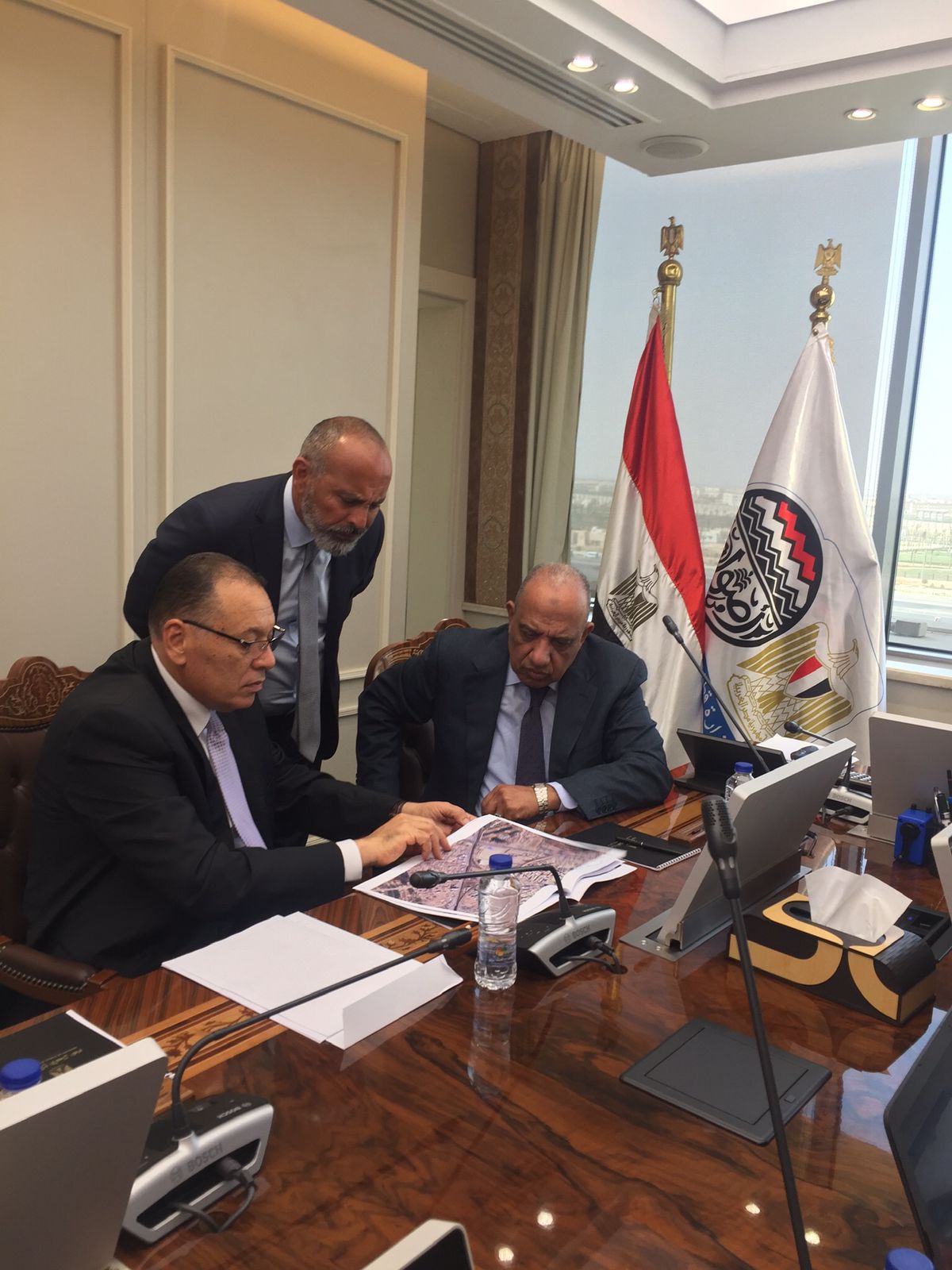 وزير قطاع الأعمال العام فى اجتماع مع محافظ الشرقية