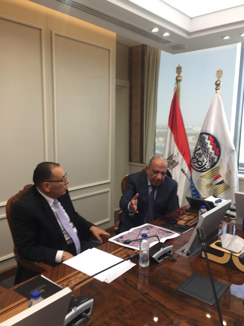وزير قطاع الأعمال العام فى اجتماع مع محافظ الشرقية