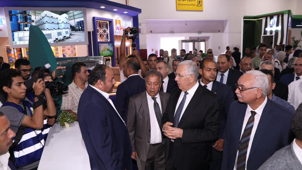 وزير الزراعة يستعرض بعض المشروعات الزراعية العملاقة في مجال التوسع الافقي والراسي