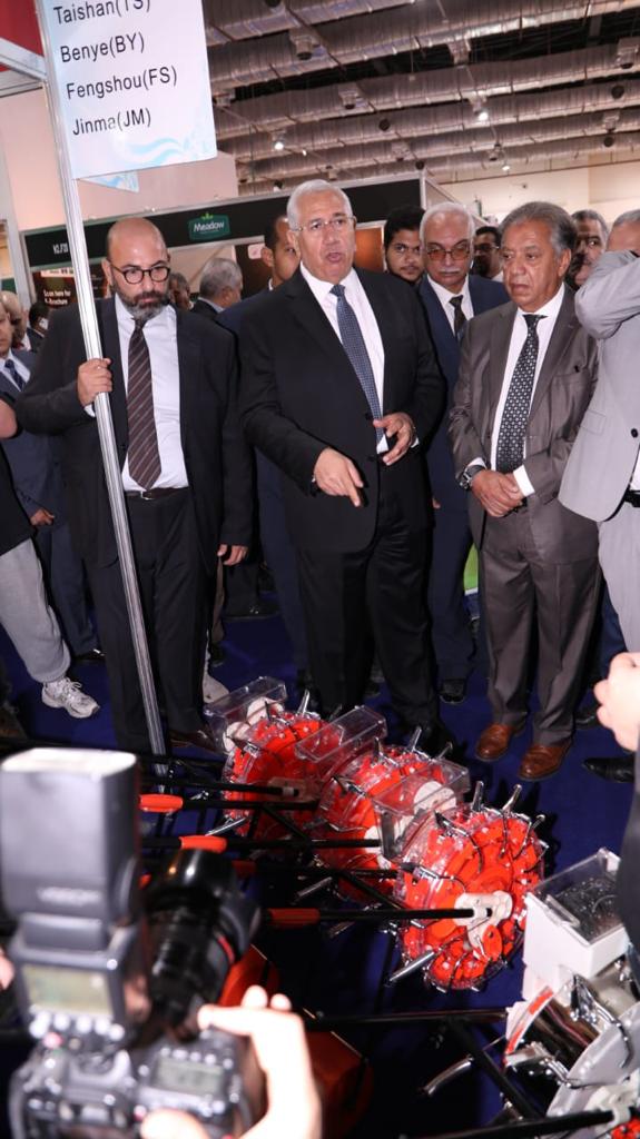 وزير الزراعة يستعرض بعض المشروعات الزراعية العملاقة في مجال التوسع الافقي والراسي