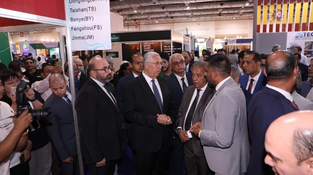 وزير الزراعة يستعرض بعض المشروعات الزراعية العملاقة في مجال التوسع الافقي والراسي