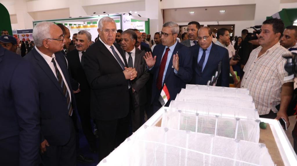 وزير الزراعة يستعرض بعض المشروعات الزراعية العملاقة في مجال التوسع الافقي والراسي