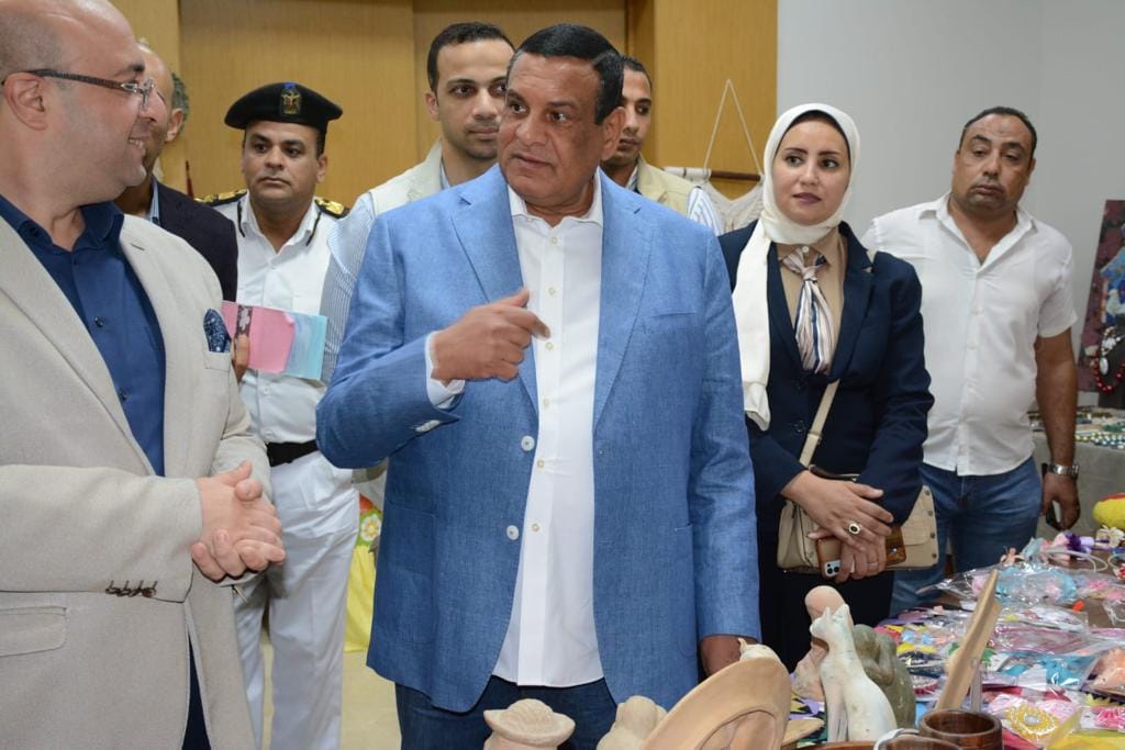 اللواء هشام آمنة ومحافظ بني سويف يفتتحان معرض