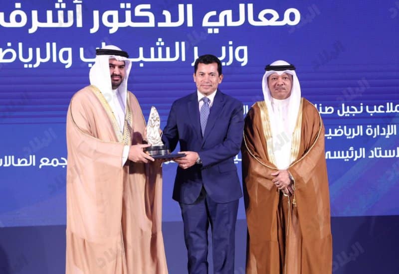 وزير الشباب والرياضة يفوز بجائزة رواد العمل التطوعي بمملكة البحرين