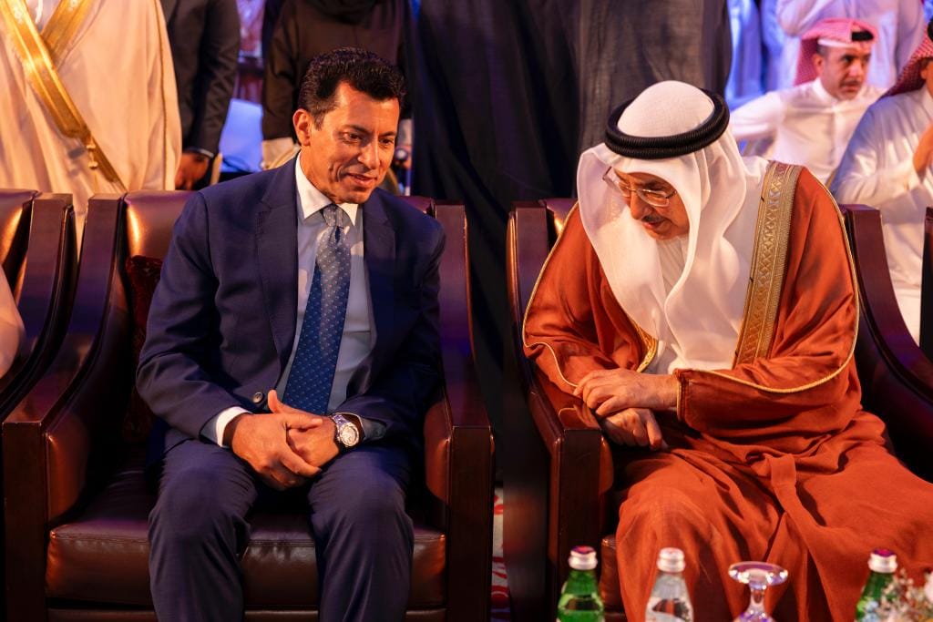 وزير الشباب والرياضة يفوز بجائزة رواد العمل التطوعي بمملكة البحرين