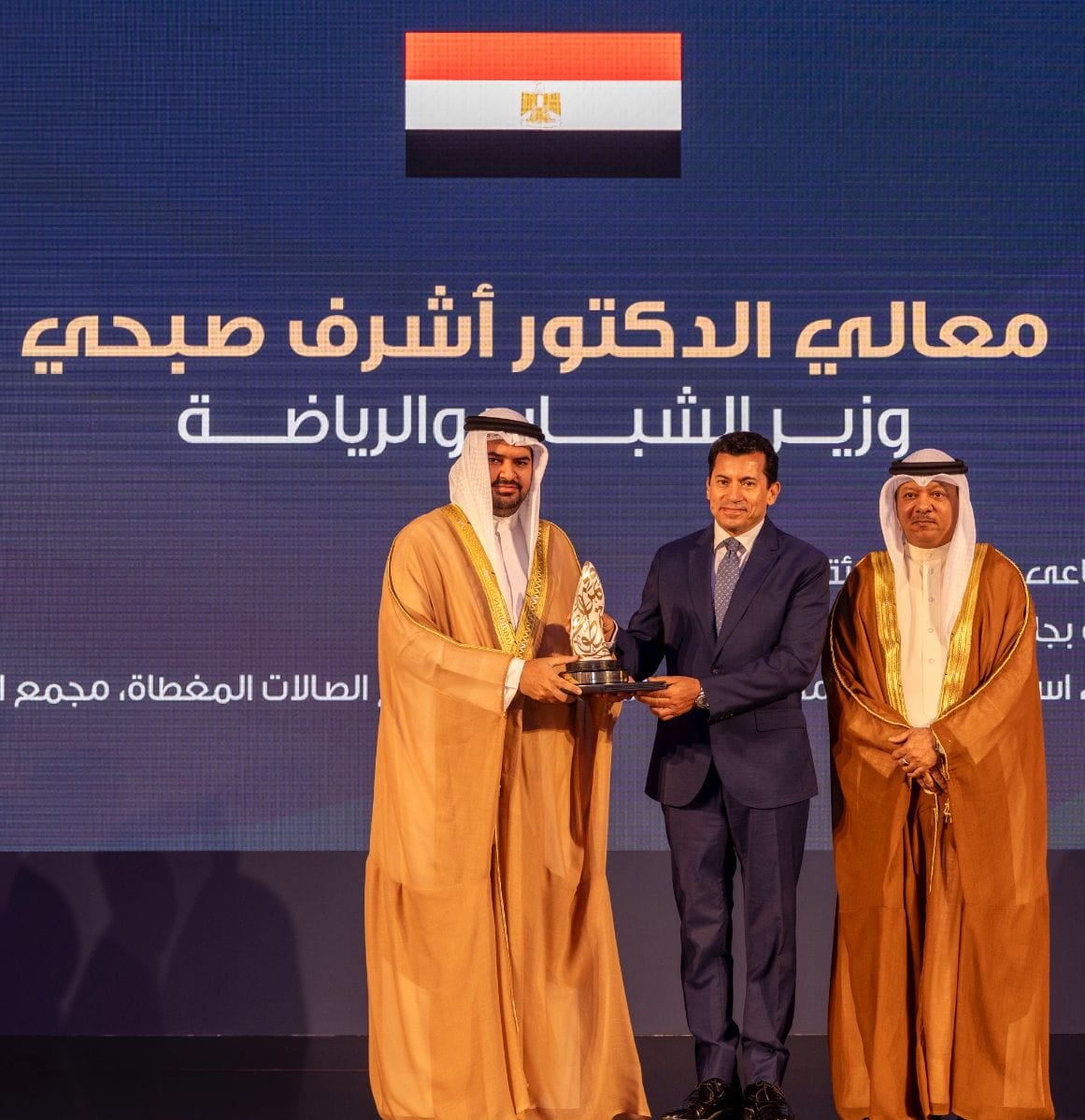 وزير الشباب والرياضة يفوز بجائزة رواد العمل التطوعي بمملكة البحرين