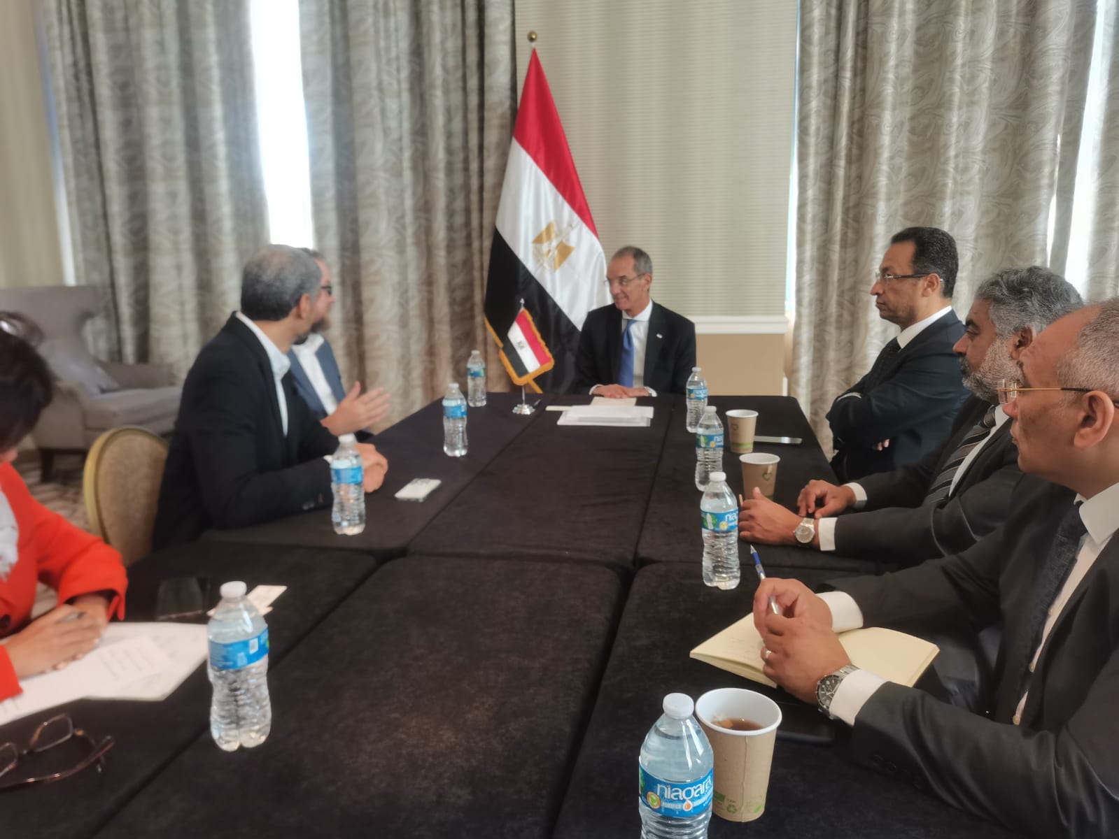 وزير الاتصالات يشهد توقيع مذكرة تفاهم مع شركة فى إم وير