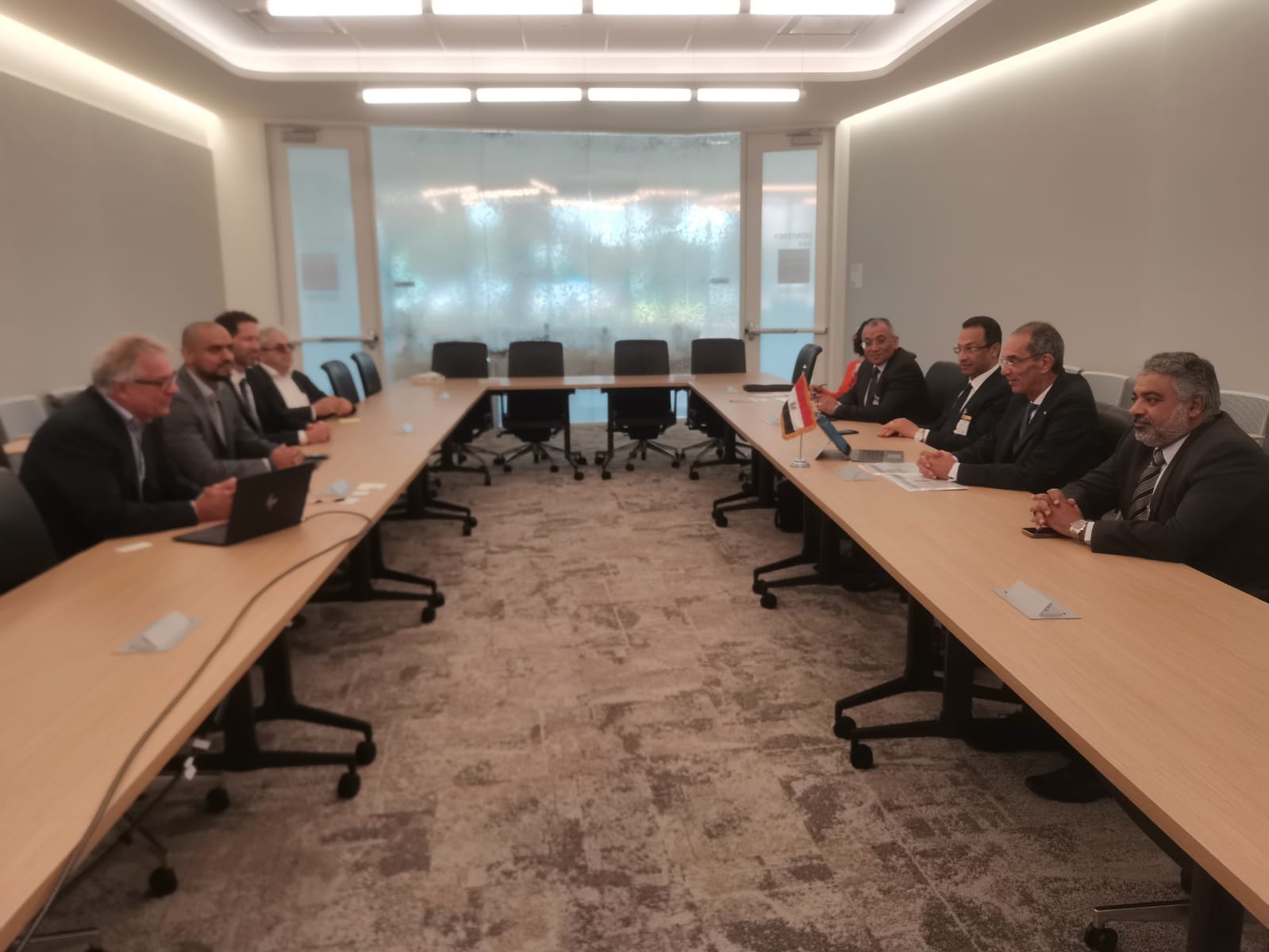 وزير الاتصالات يشهد توقيع مذكرة تفاهم مع شركة فى إم وير