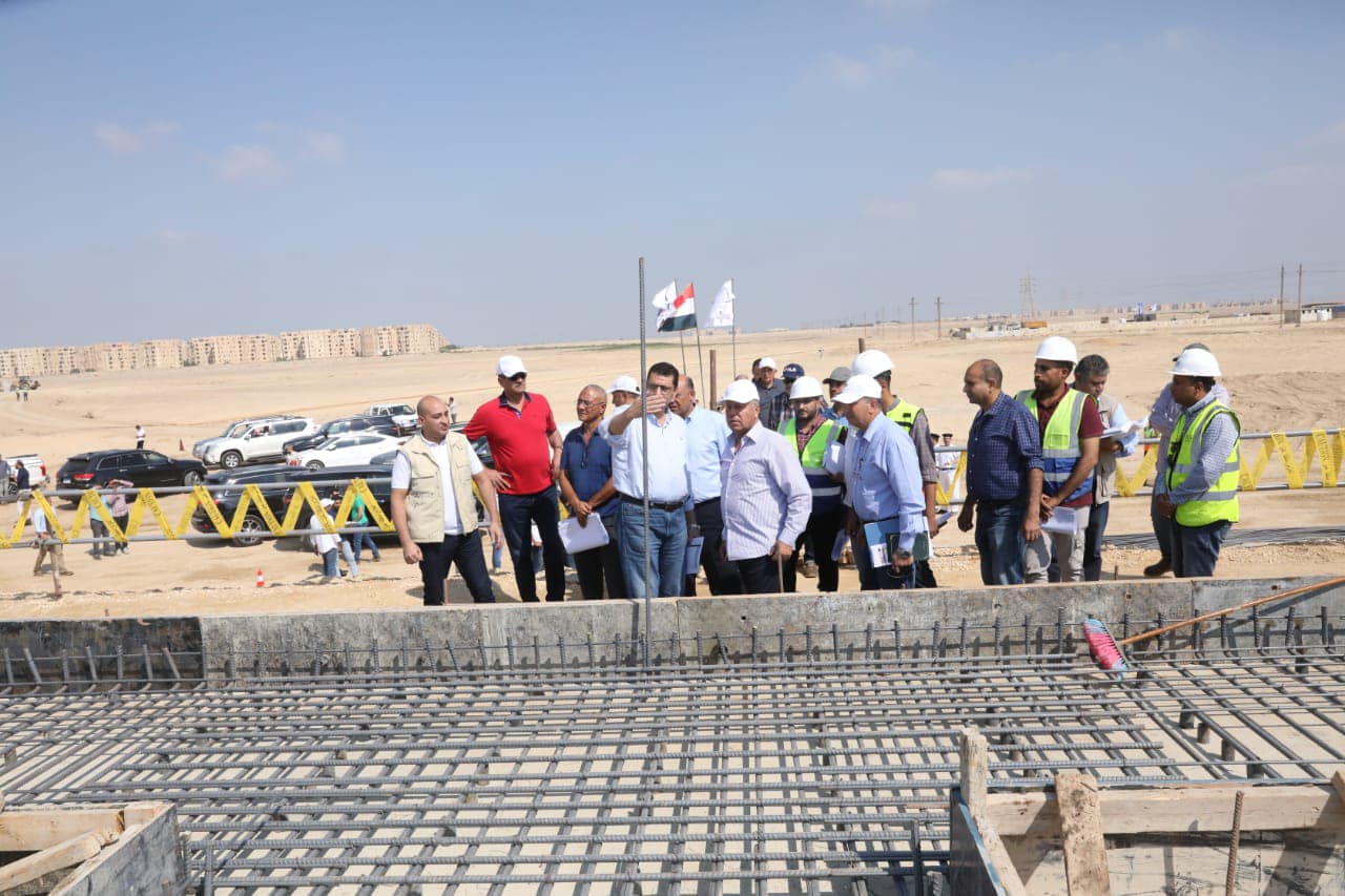 الوزير يتفقد مواقع العمل من شبكة القطار الكهربائى السريع