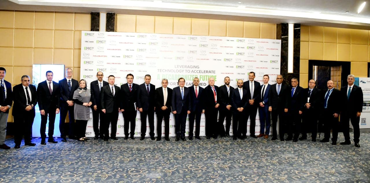 الملا يرأس مائدة مستديرة مع الشركاء العالميين