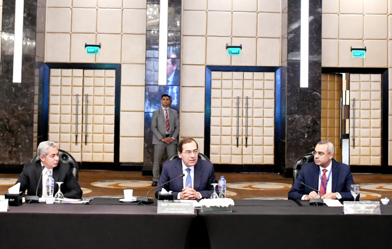 الملا يرأس مائدة مستديرة مع الشركاء العالميين