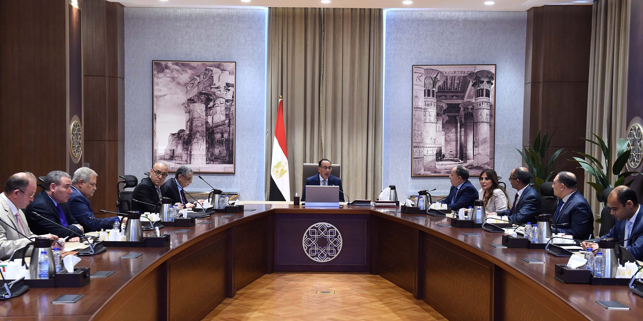 رئيس الوزراء يستعرض الموقف التنفيذي لمشروعات تحلية المياه