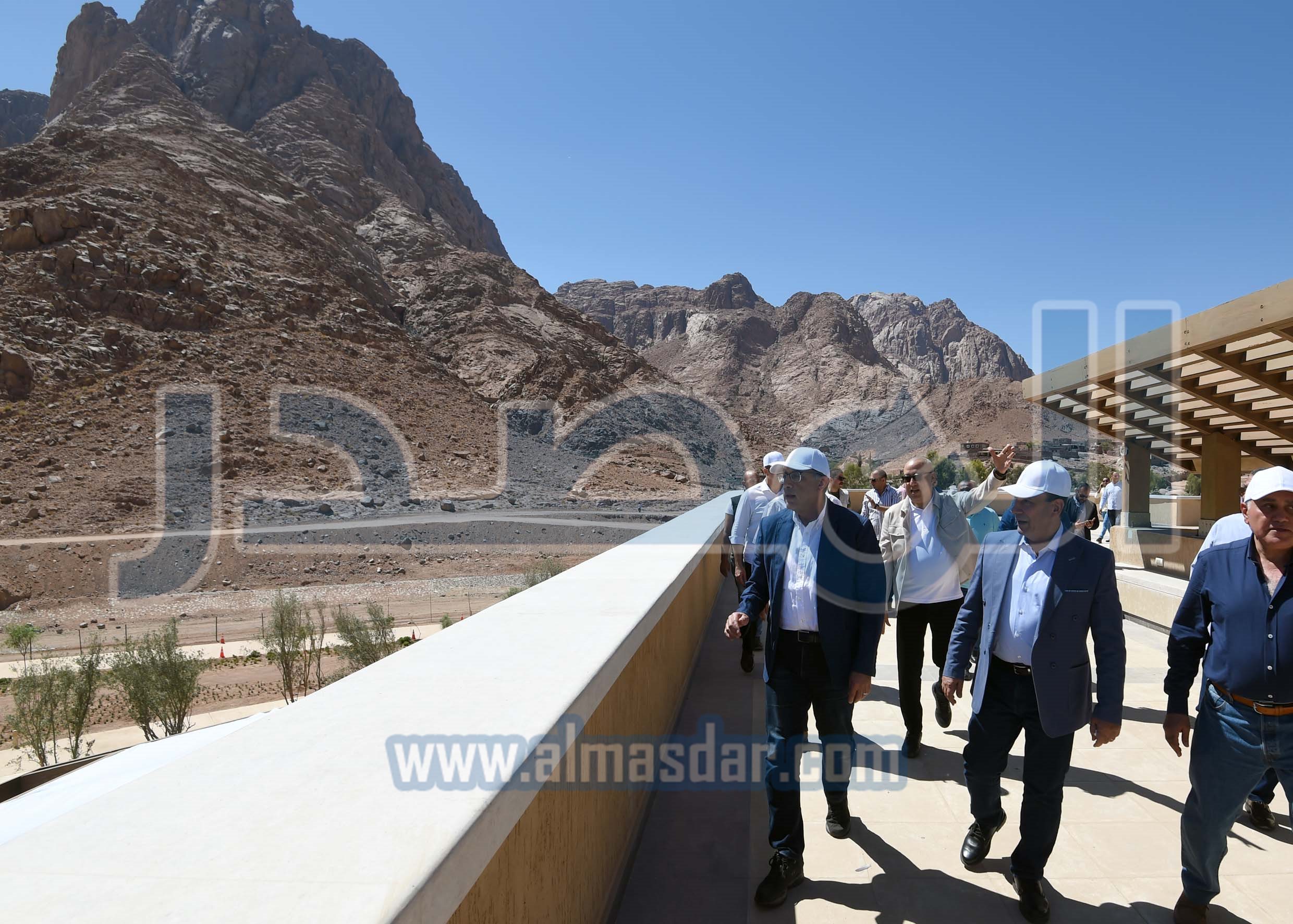 رئيس الوزراء يتفقد مشروع إنشاء المنتجع السياحي الجبلي بسانت كاترين