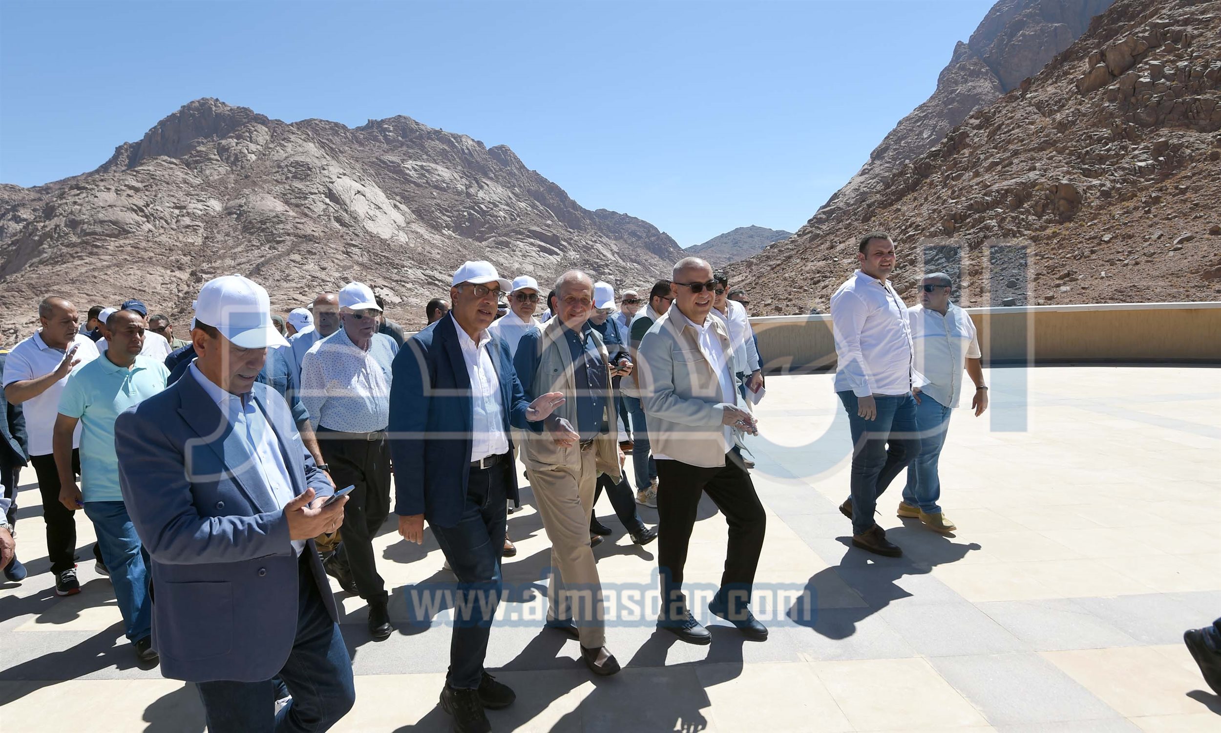 رئيس الوزراء يتفقد مشروع إنشاء المنتجع السياحي الجبلي بسانت كاترين