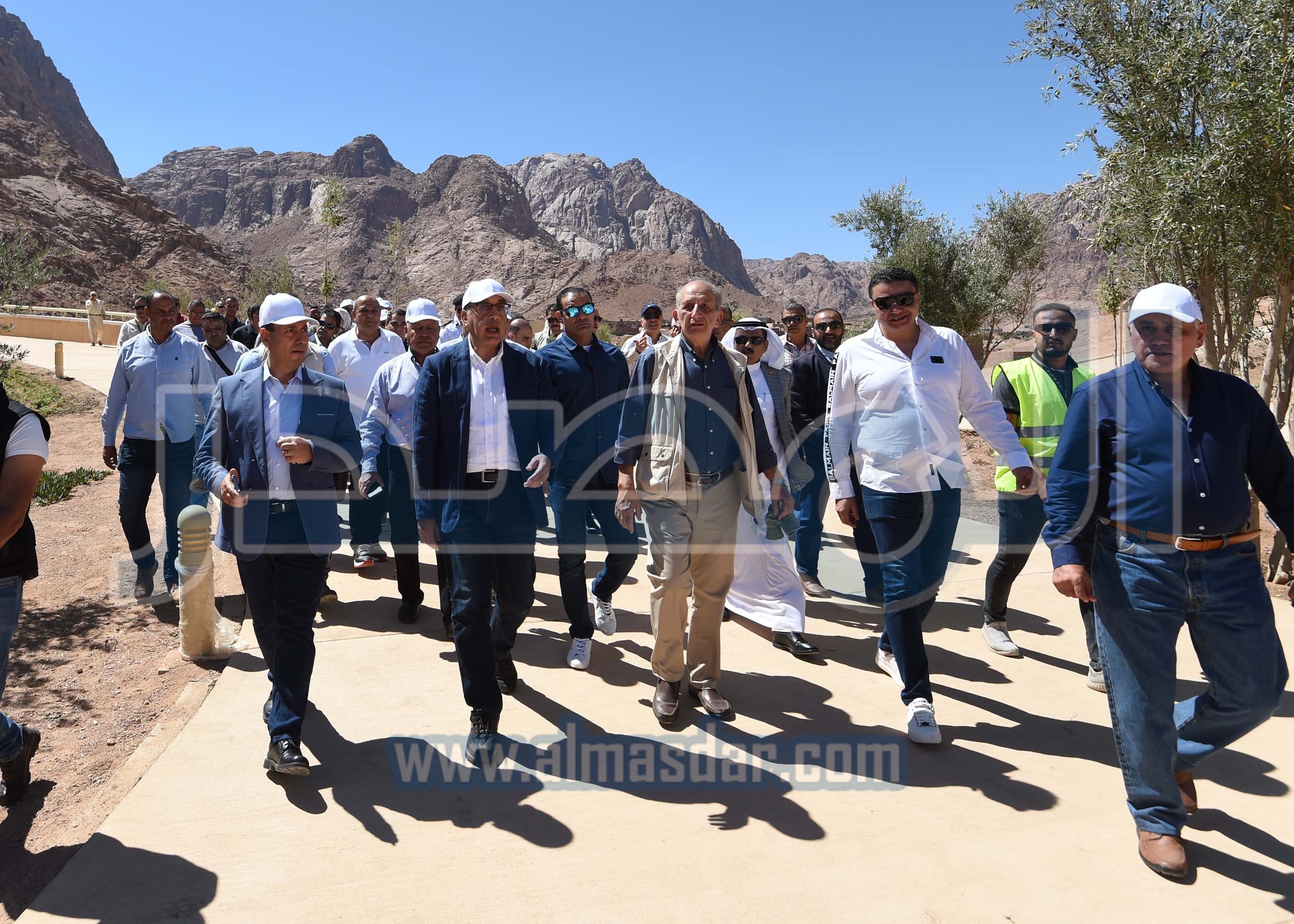 رئيس الوزراء يتفقد مشروع إنشاء المنتجع السياحي الجبلي بسانت كاترين