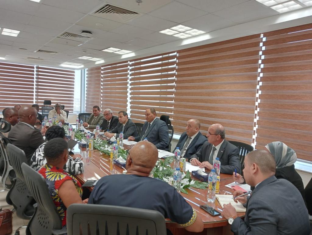وزير الزراعة مع الوفد المرافق لمحافظ كيب بجنوب أفريقيا