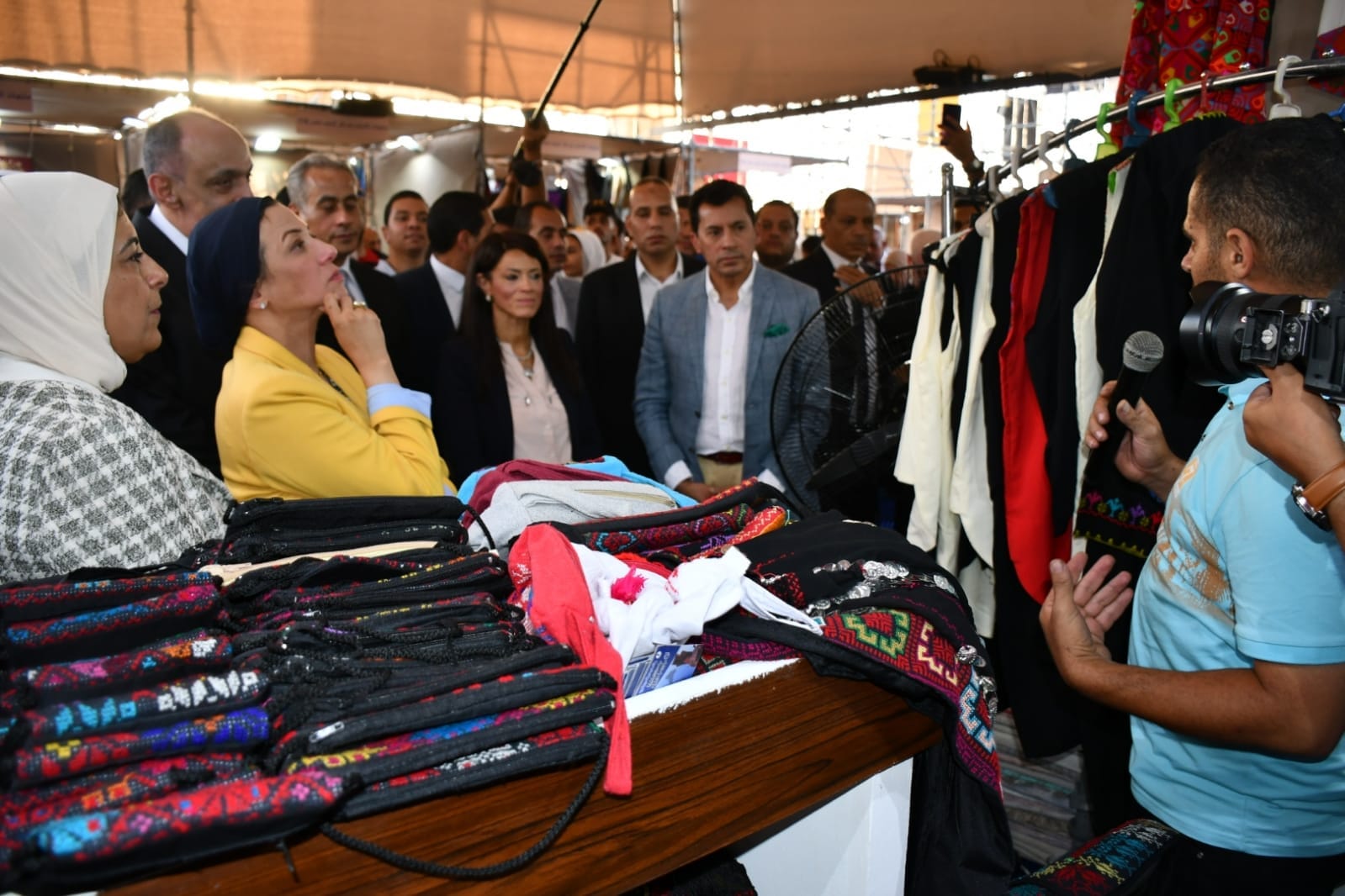وزير الشباب يفتتح معرض بيزنس يا شباب للحرف والصناعات الصغيرة