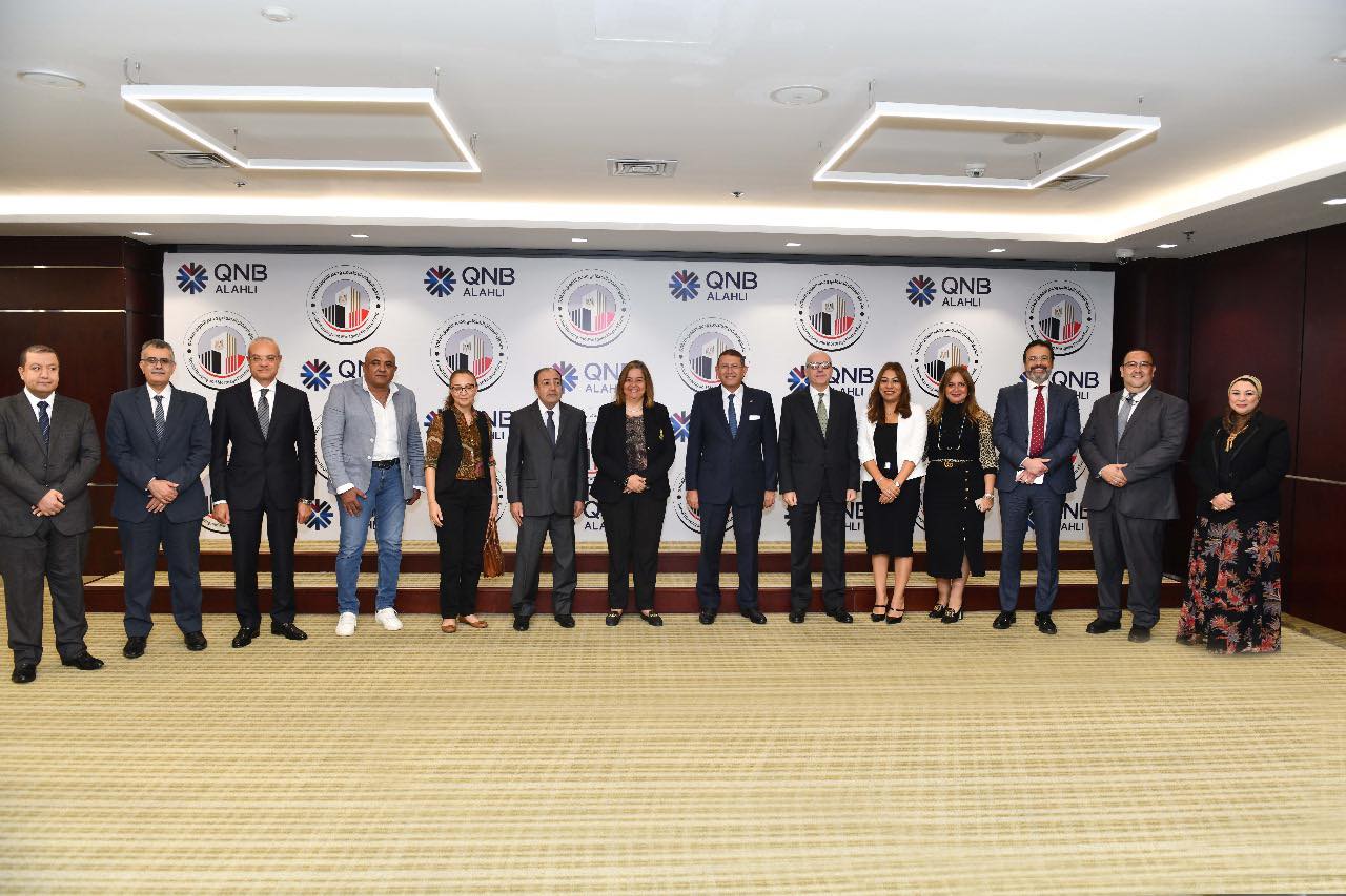 رئيس البورصة ورئيس الاتحاد المصري يفتتحان جلسة التداول