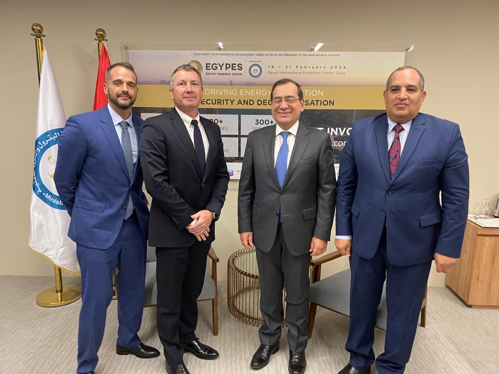مباحثات ثنائية مع شركة اكسون موبيل العالمية