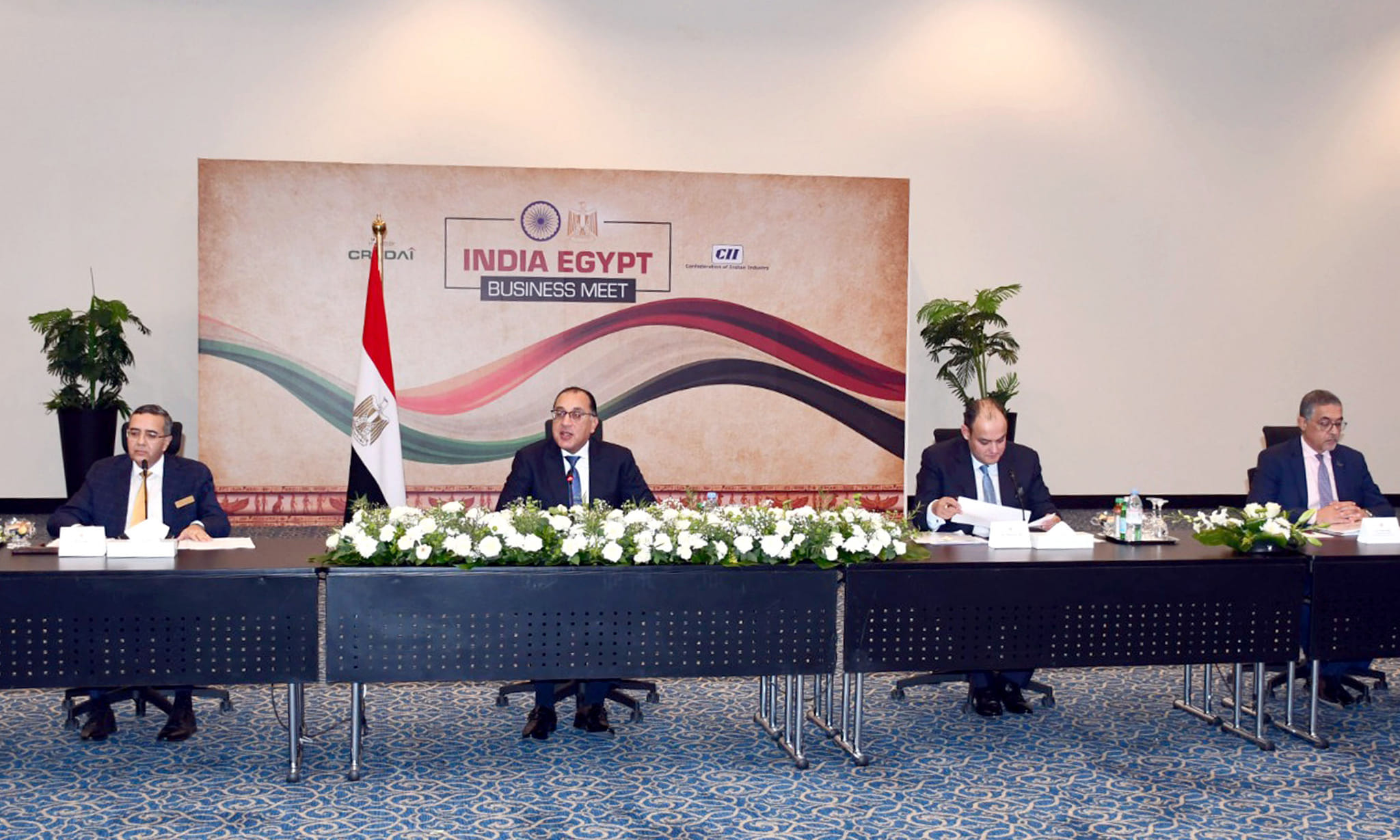 رئيس الوزراء يعقد اجتماعًا مع ممثلي 30 شركة هندية