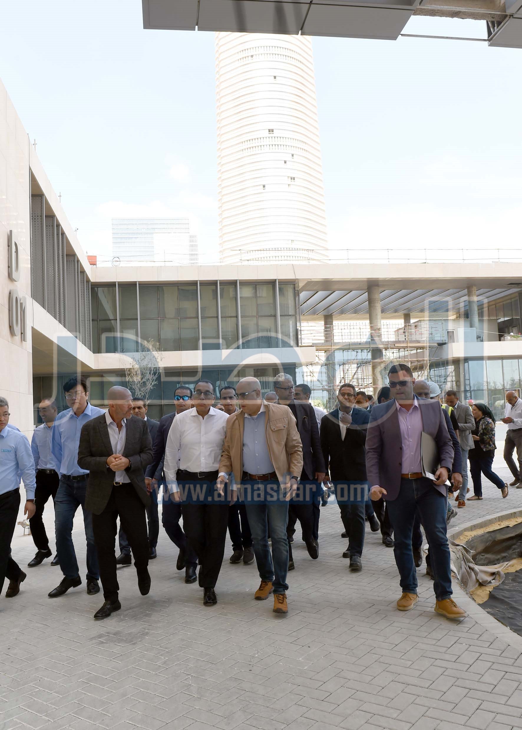 مدبولى يبدأ جولة تفقدية لعدد من المشروعات بالعاصمة الإدارية